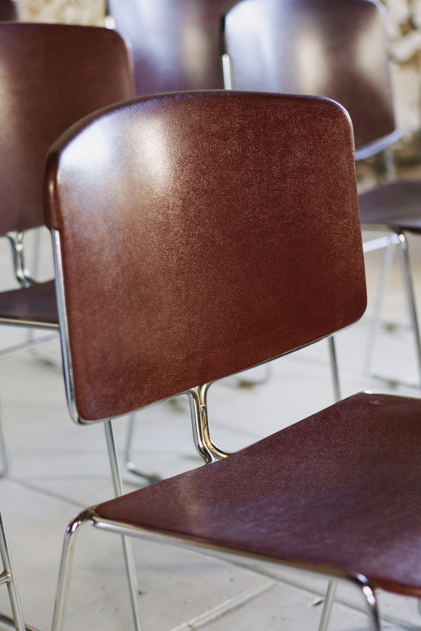 Série de 9 chaises bordeaux Max Stacker pour Steelcase, 1970