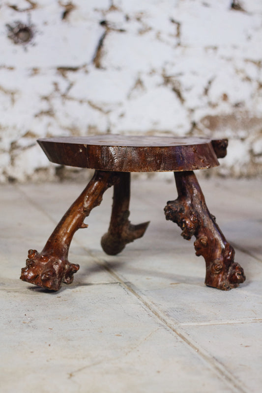 Table d'appoint tripode bois massif brutaliste