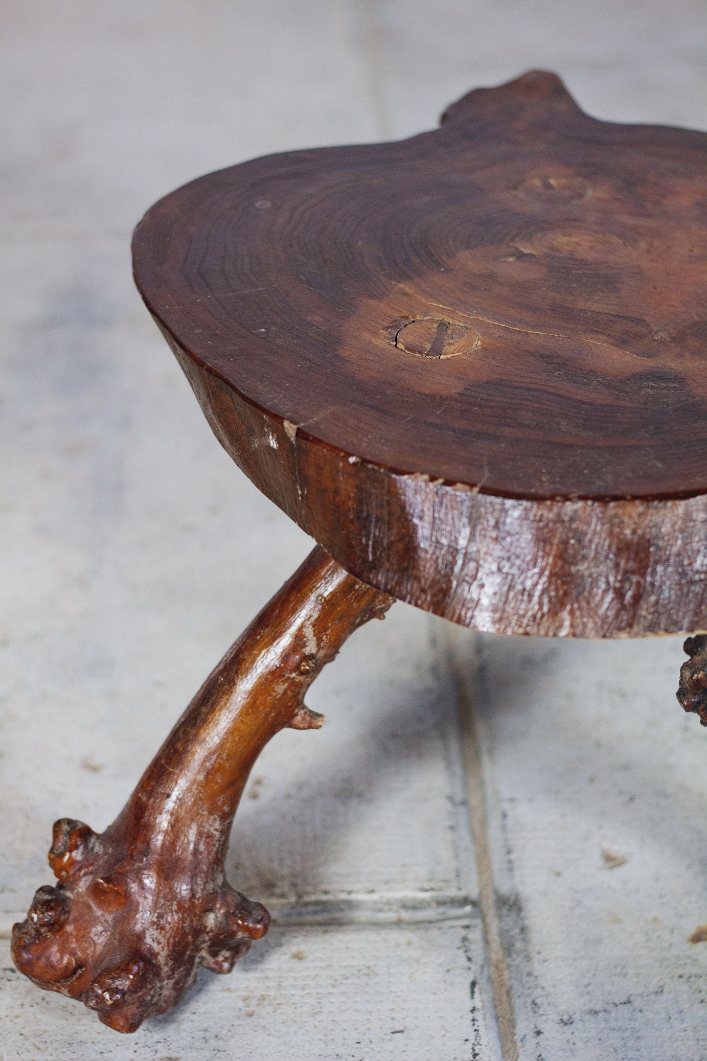 Table d'appoint tripode bois massif brutaliste