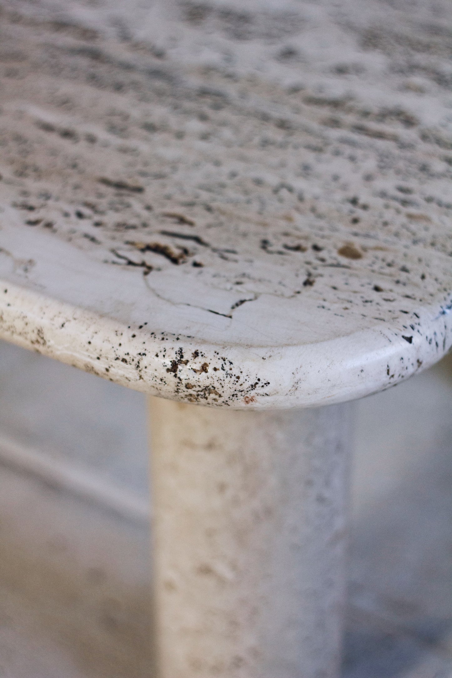 Table basse travertin dans le goût d'Angelo Mangiarotti, 1970