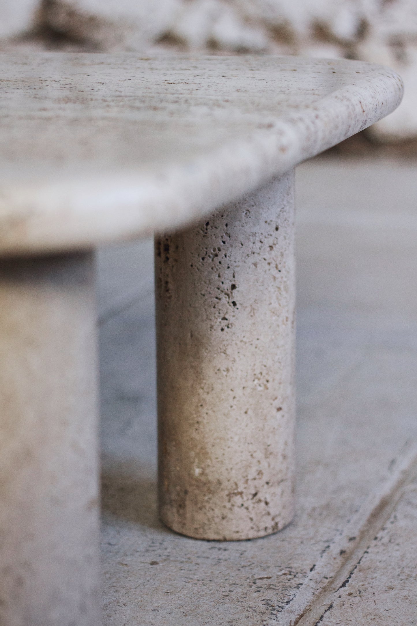 Table basse travertin dans le goût d'Angelo Mangiarotti, 1970