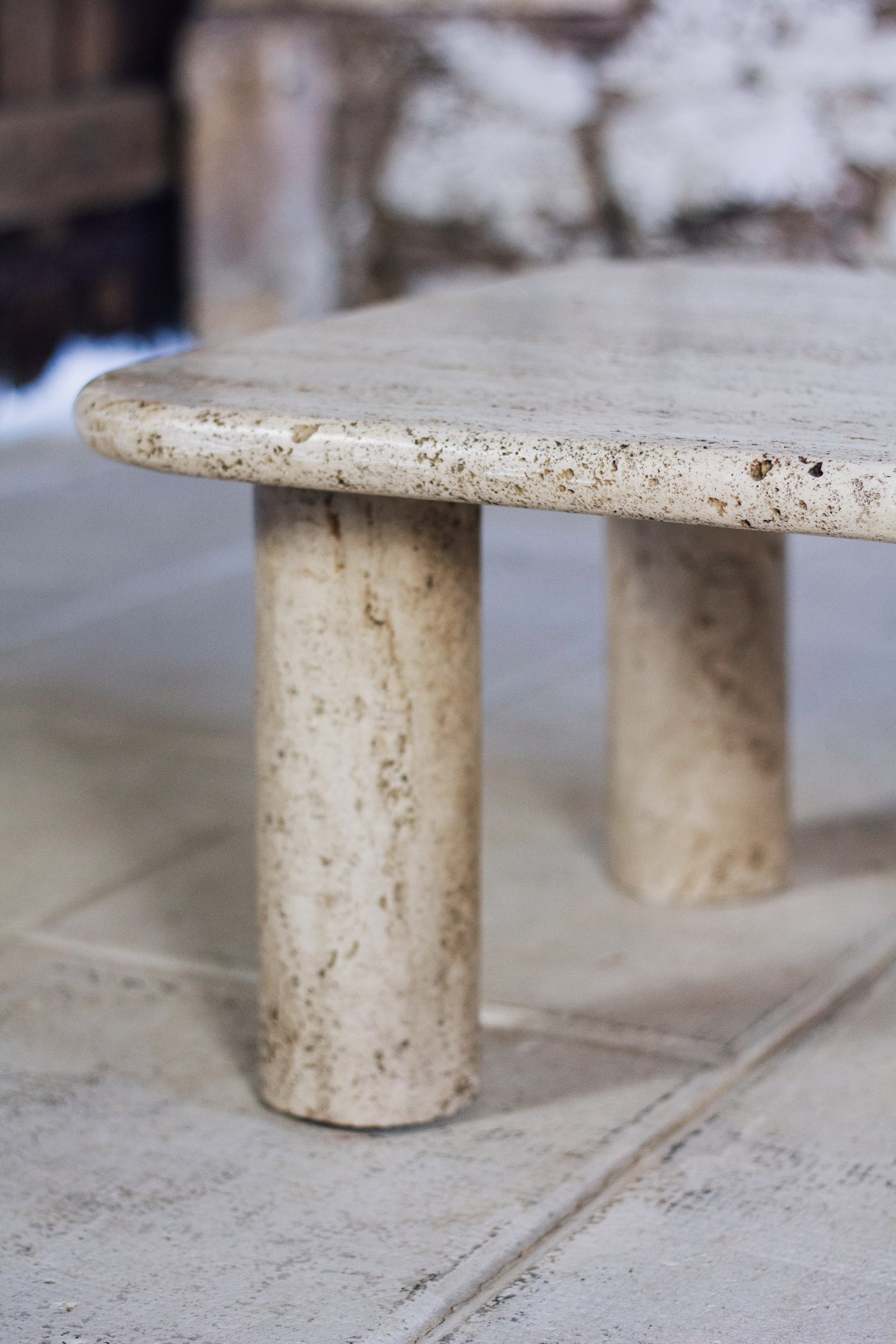 Table basse travertin dans le goût d'Angelo Mangiarotti, 1970