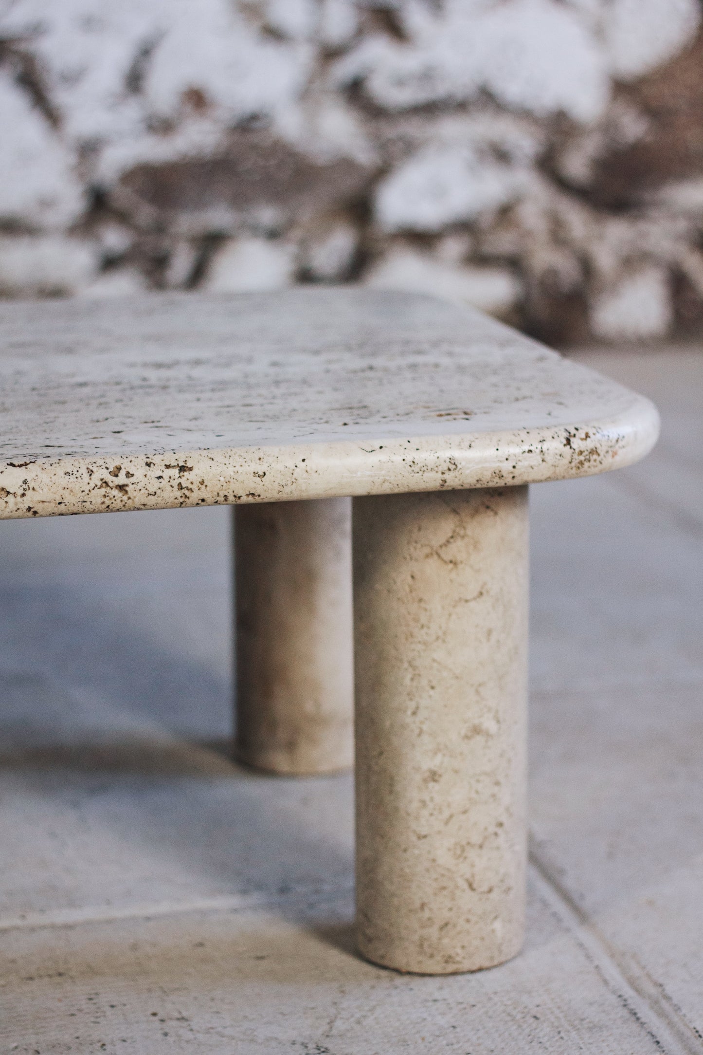 Table basse travertin dans le goût d'Angelo Mangiarotti, 1970