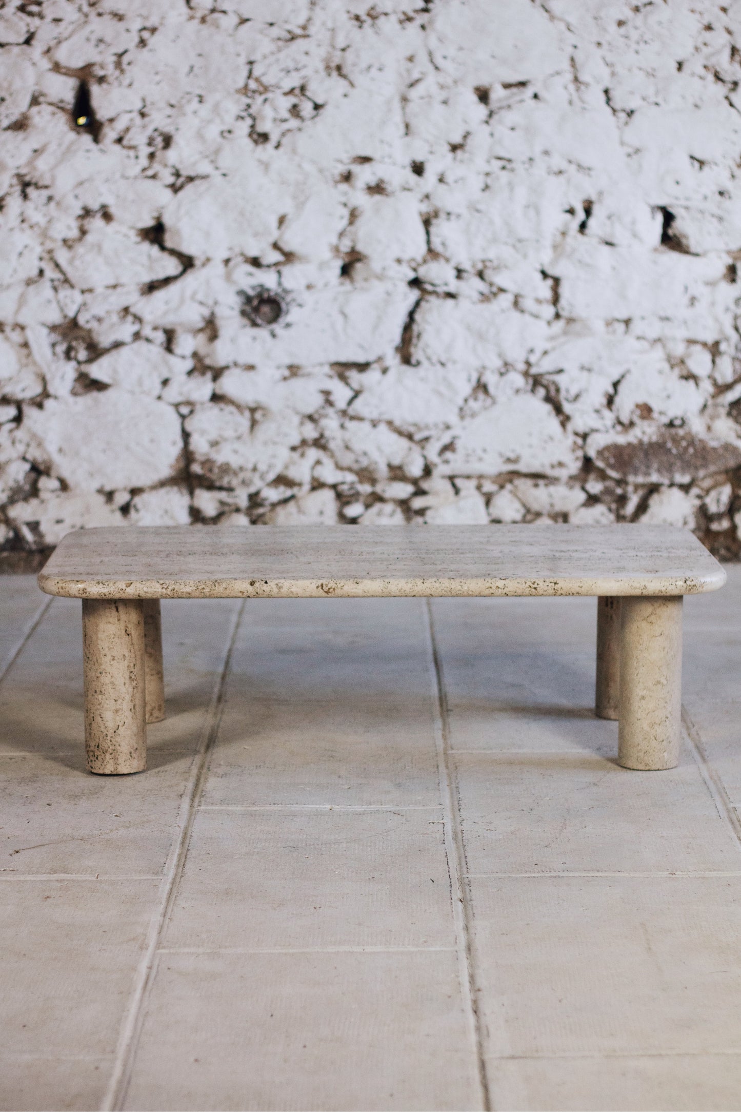 Table basse travertin dans le goût d'Angelo Mangiarotti, 1970