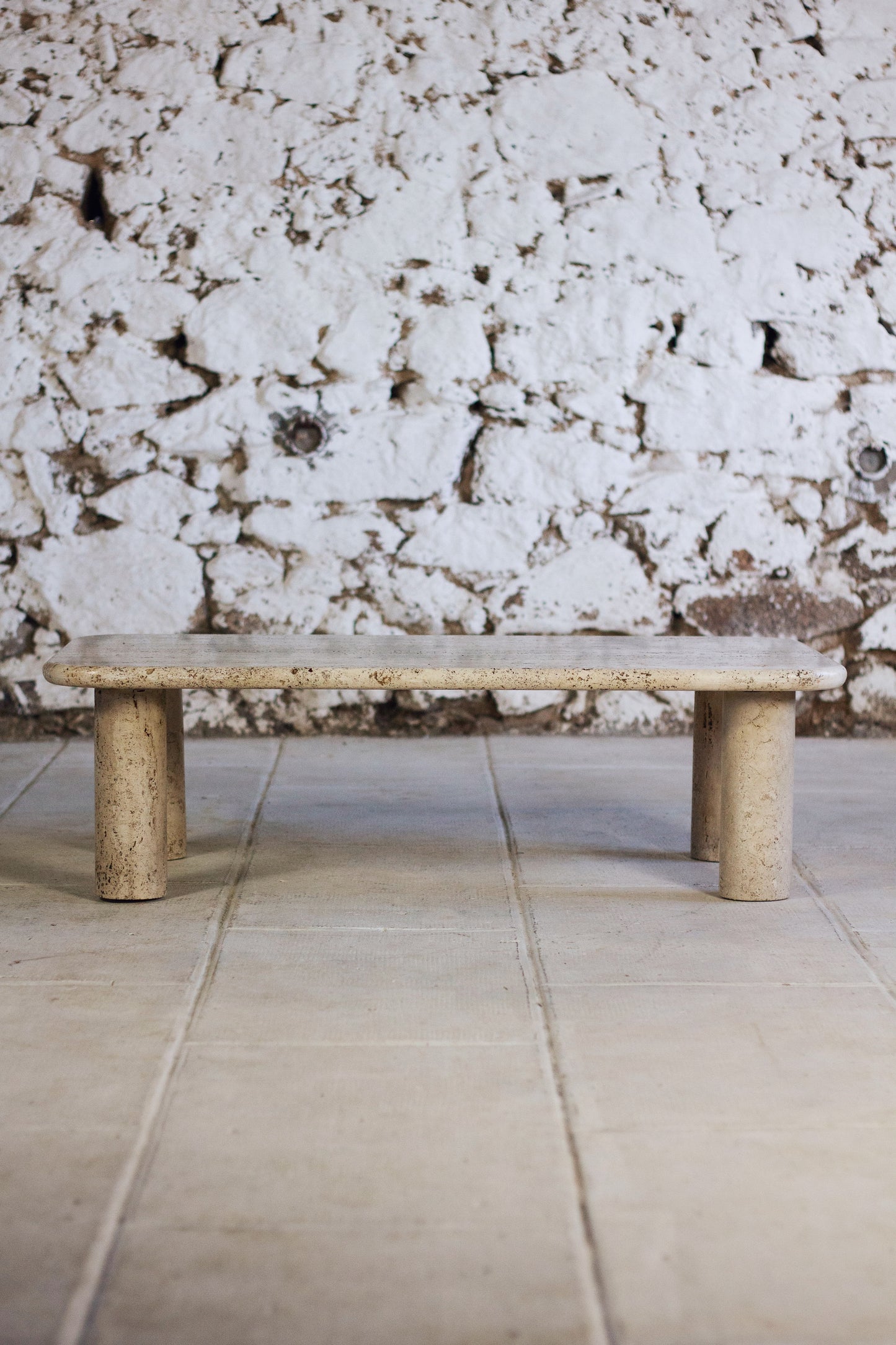 Table basse travertin dans le goût d'Angelo Mangiarotti, 1970