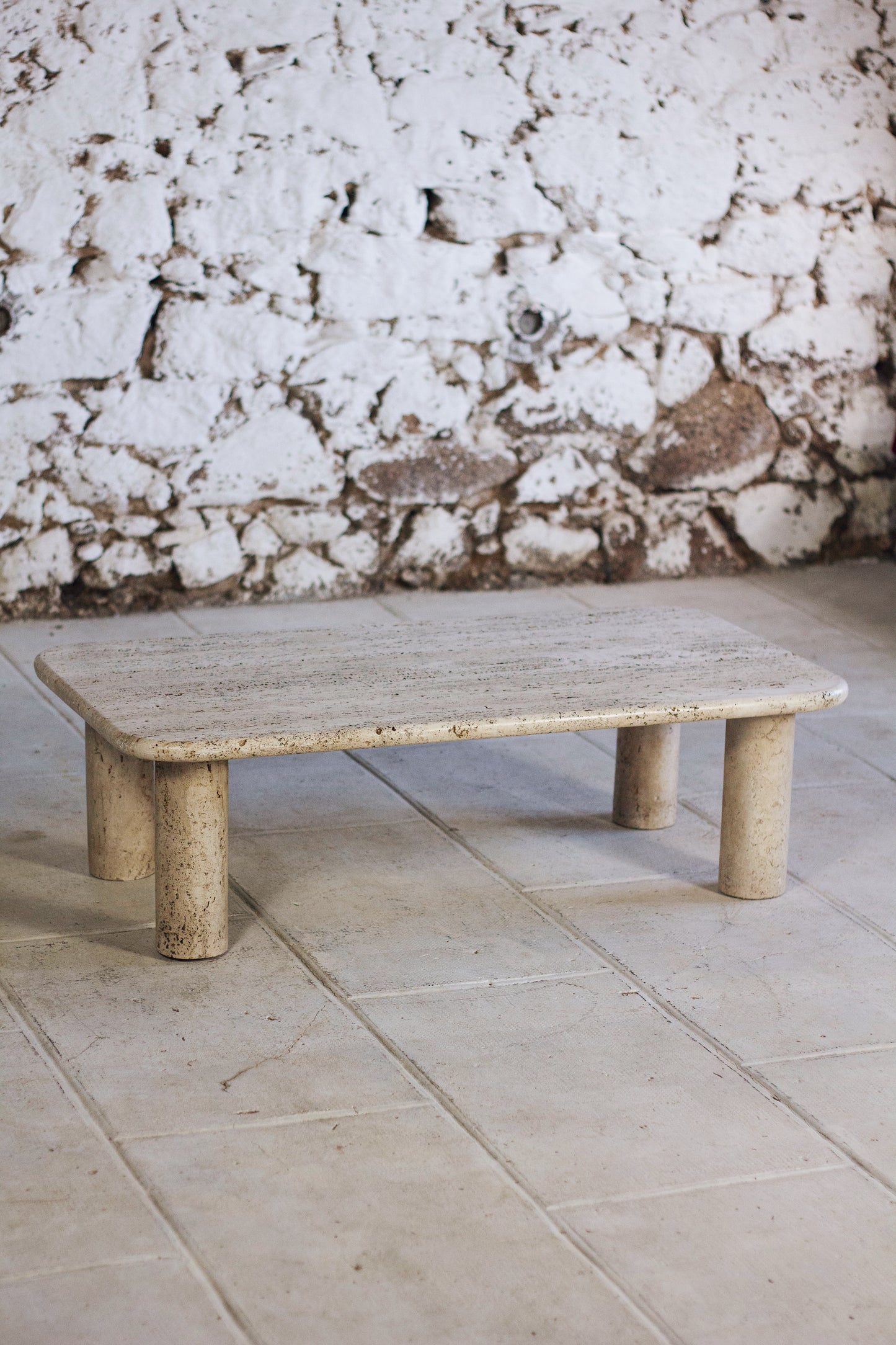 Table basse travertin dans le goût d'Angelo Mangiarotti, 1970