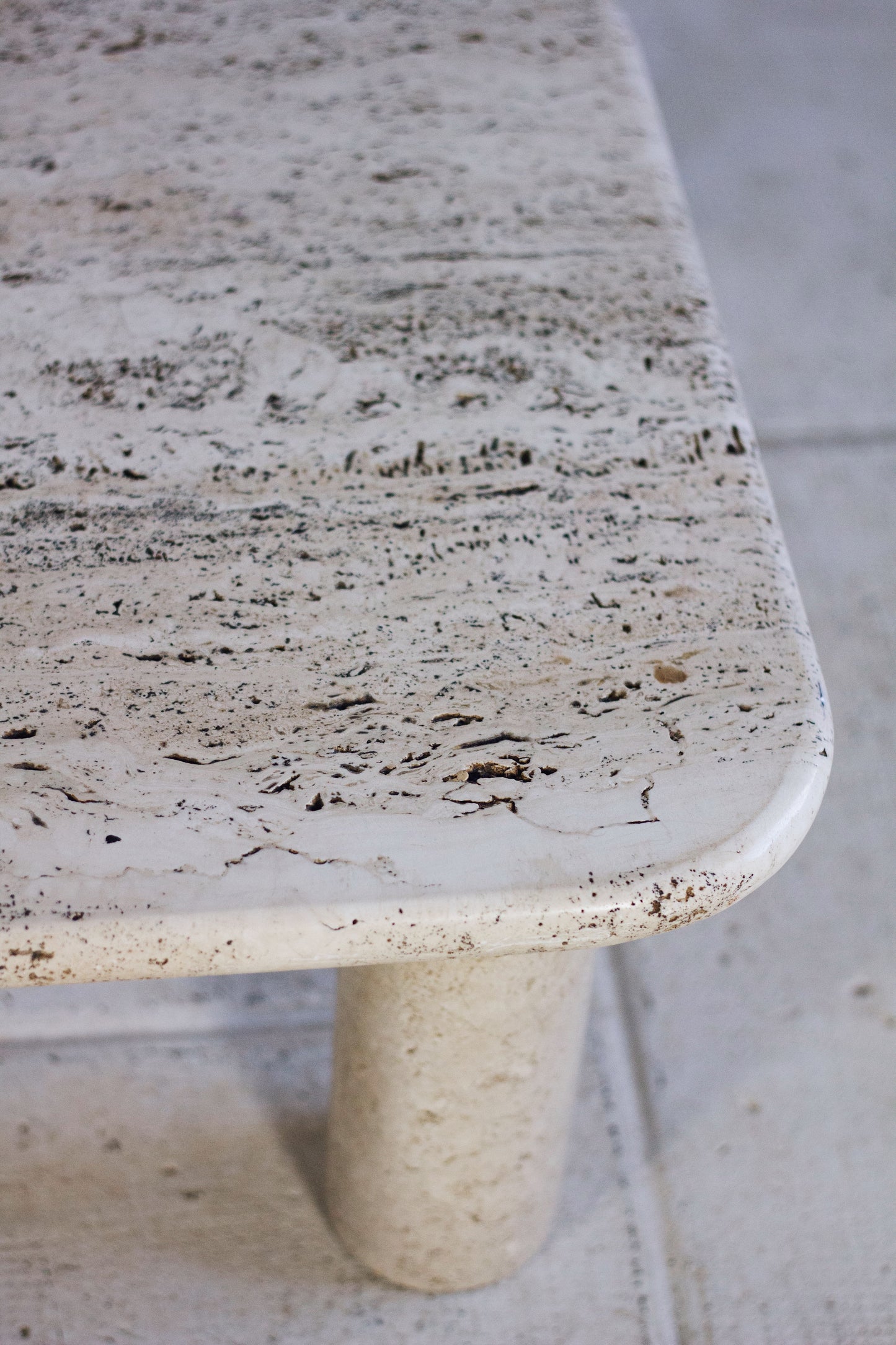 Table basse travertin dans le goût d'Angelo Mangiarotti, 1970