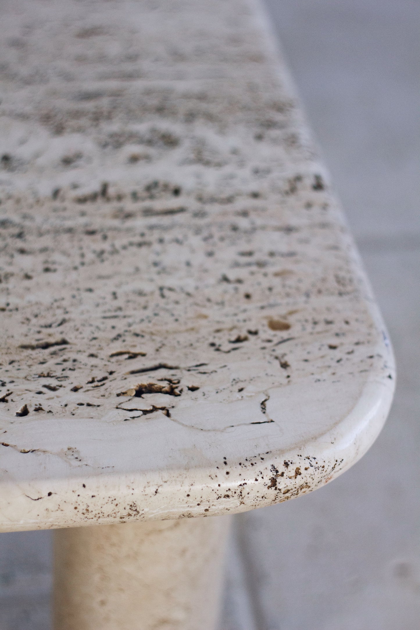 Table basse travertin dans le goût d'Angelo Mangiarotti, 1970