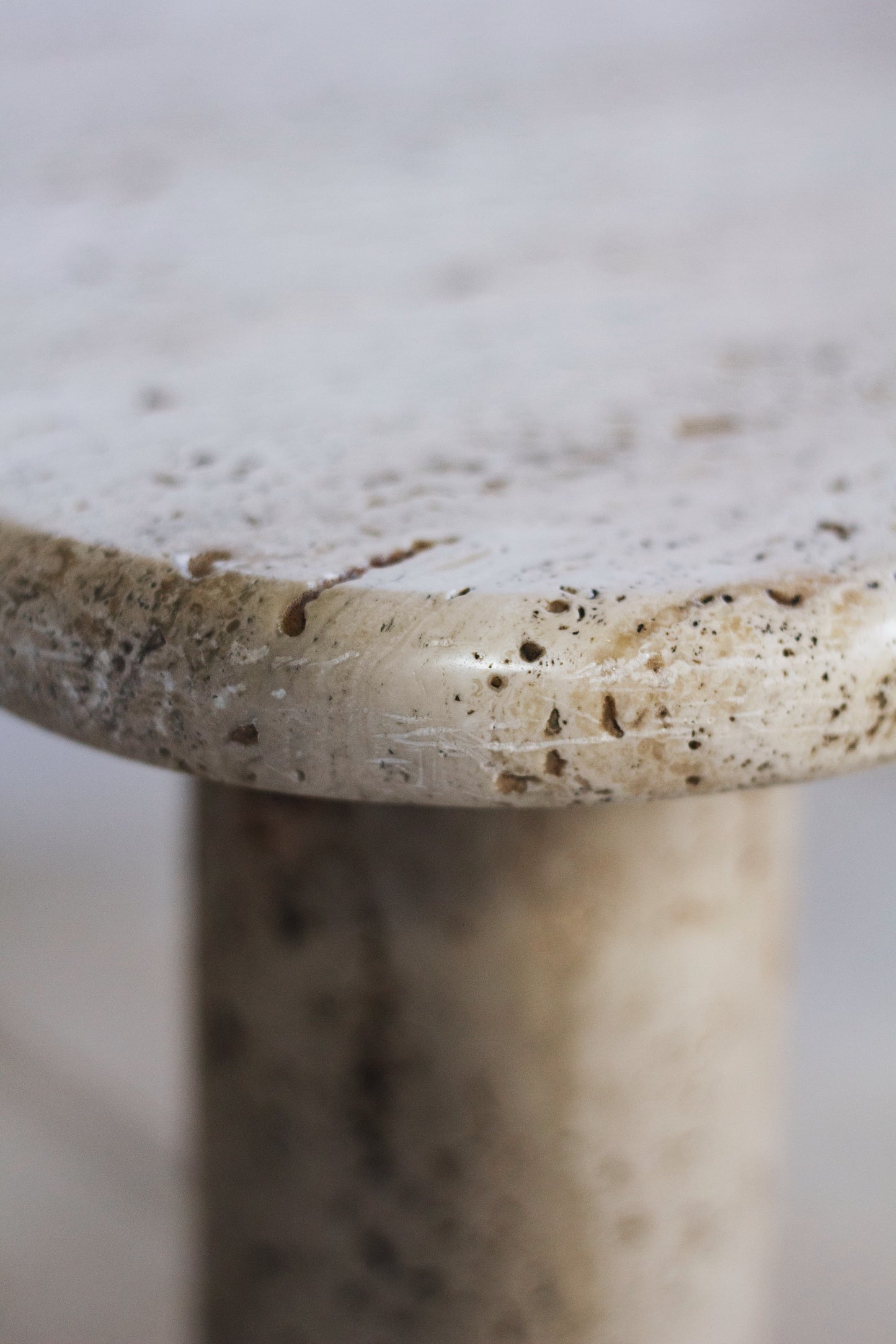 Table basse travertin dans le goût d'Angelo Mangiarotti, 1970