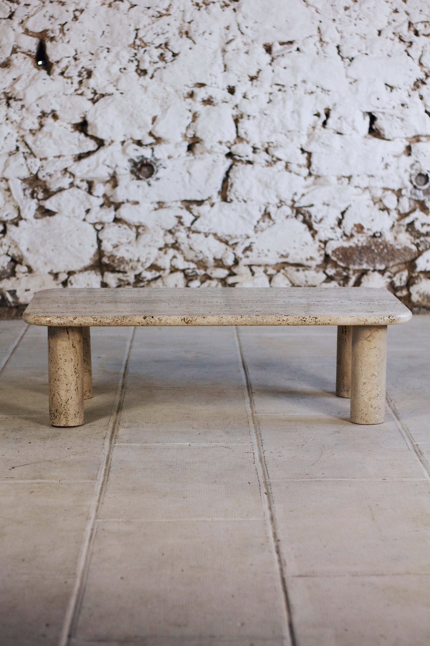 Table basse travertin dans le goût d'Angelo Mangiarotti, 1970