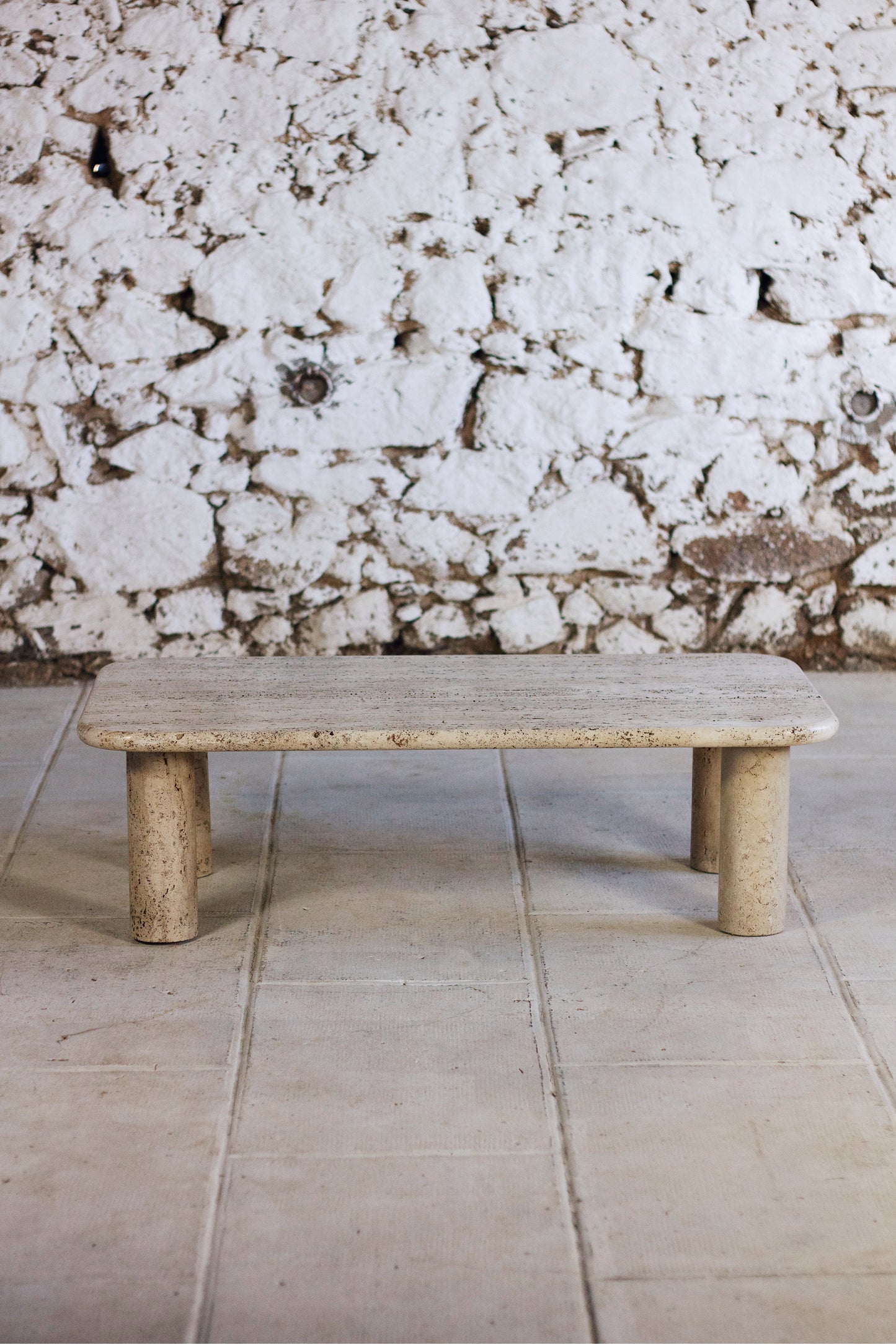 Table basse travertin dans le goût d'Angelo Mangiarotti, 1970