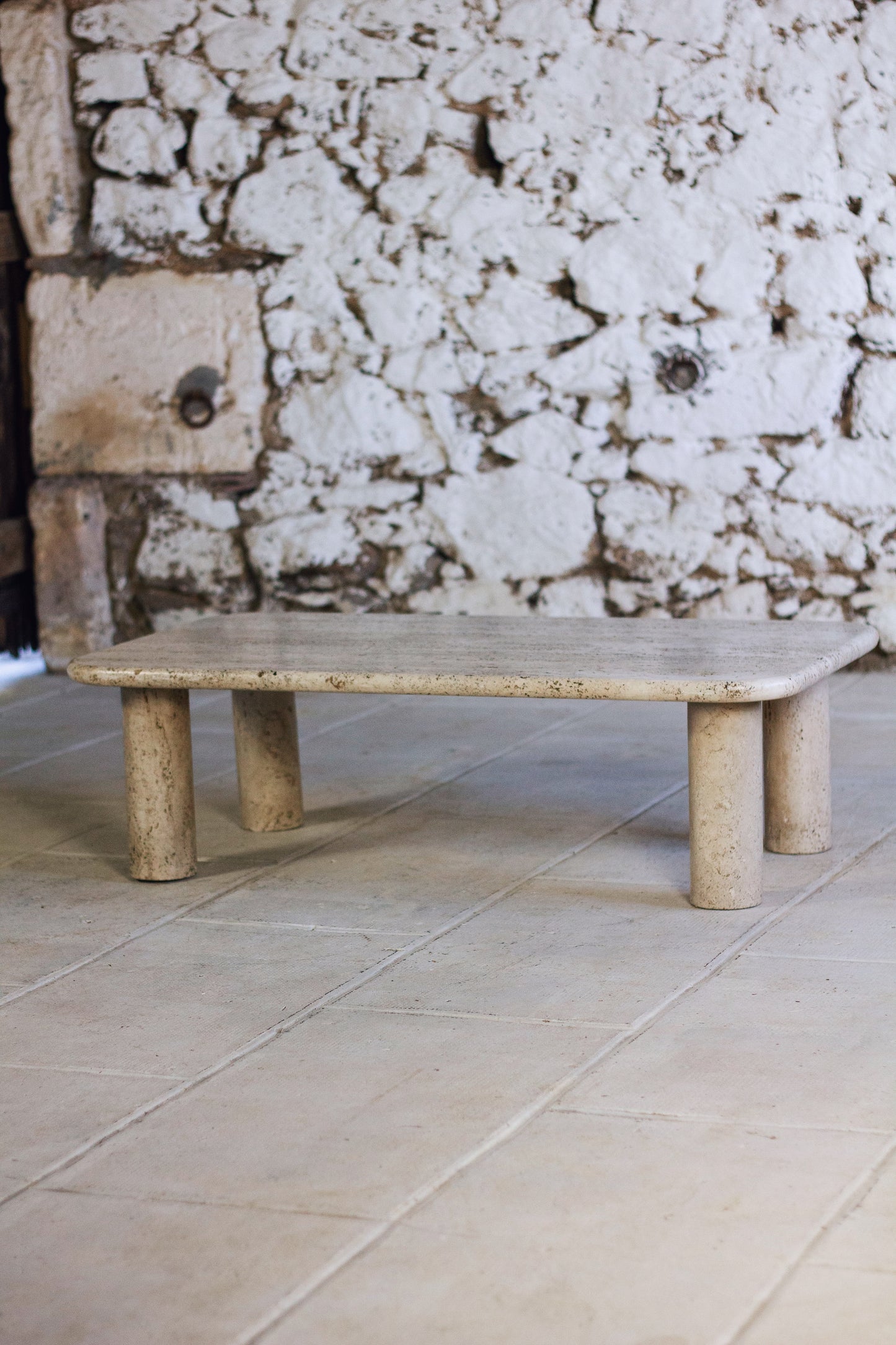Table basse travertin dans le goût d'Angelo Mangiarotti, 1970