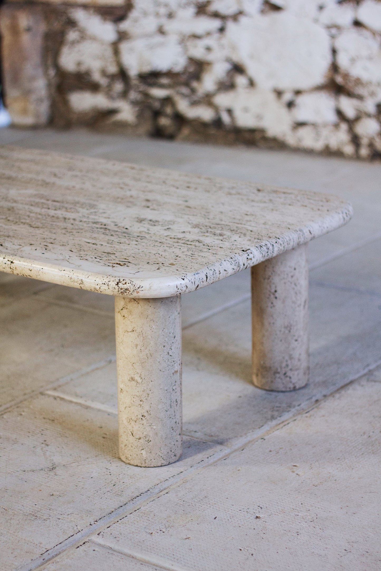Table basse travertin dans le goût d'Angelo Mangiarotti, 1970