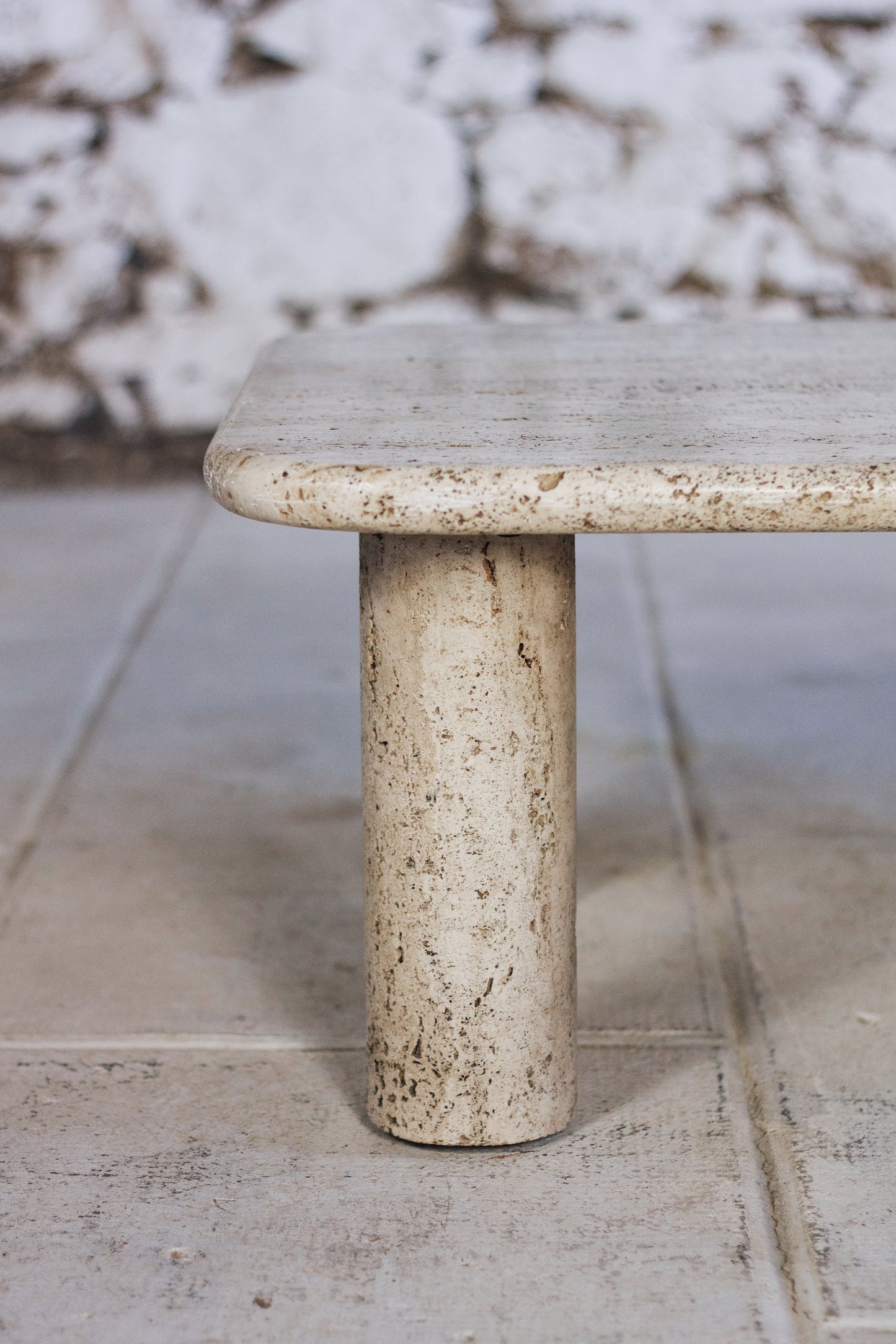 Table basse travertin dans le goût d'Angelo Mangiarotti, 1970