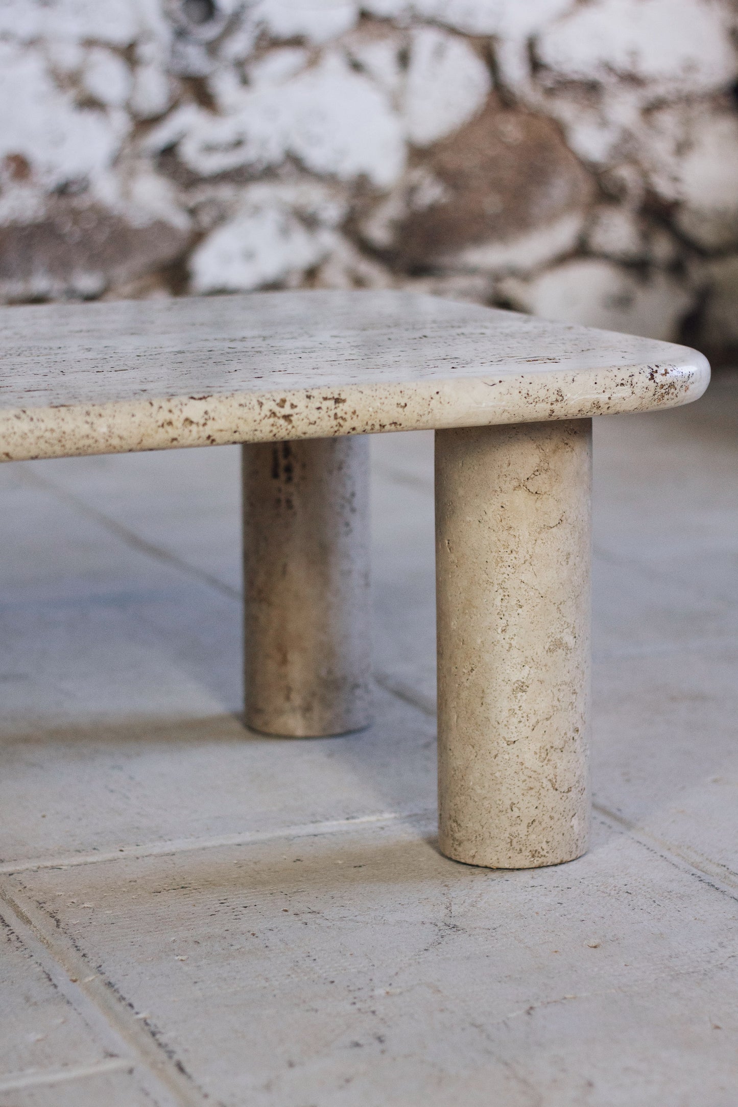 Table basse travertin dans le goût d'Angelo Mangiarotti, 1970