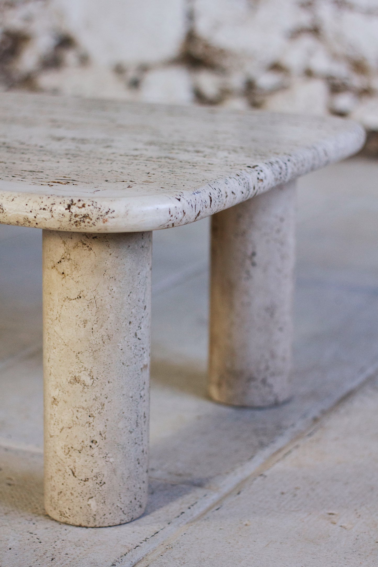 Table basse travertin dans le goût d'Angelo Mangiarotti, 1970