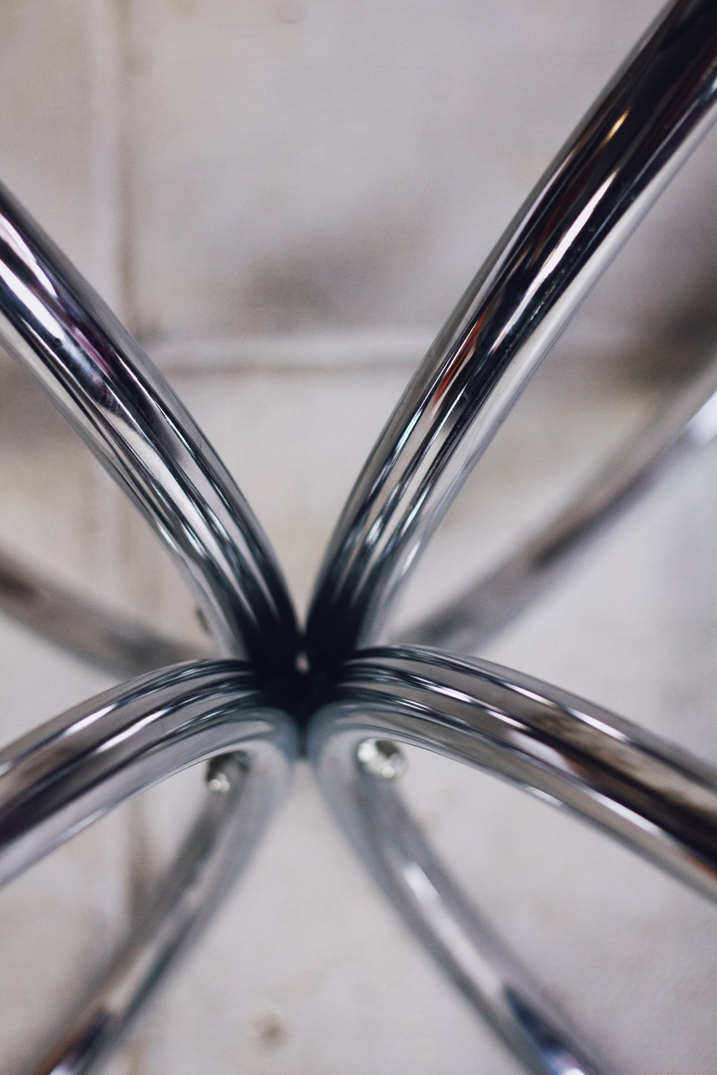 Table à manger ovale en chrome et verre fumé, 1970