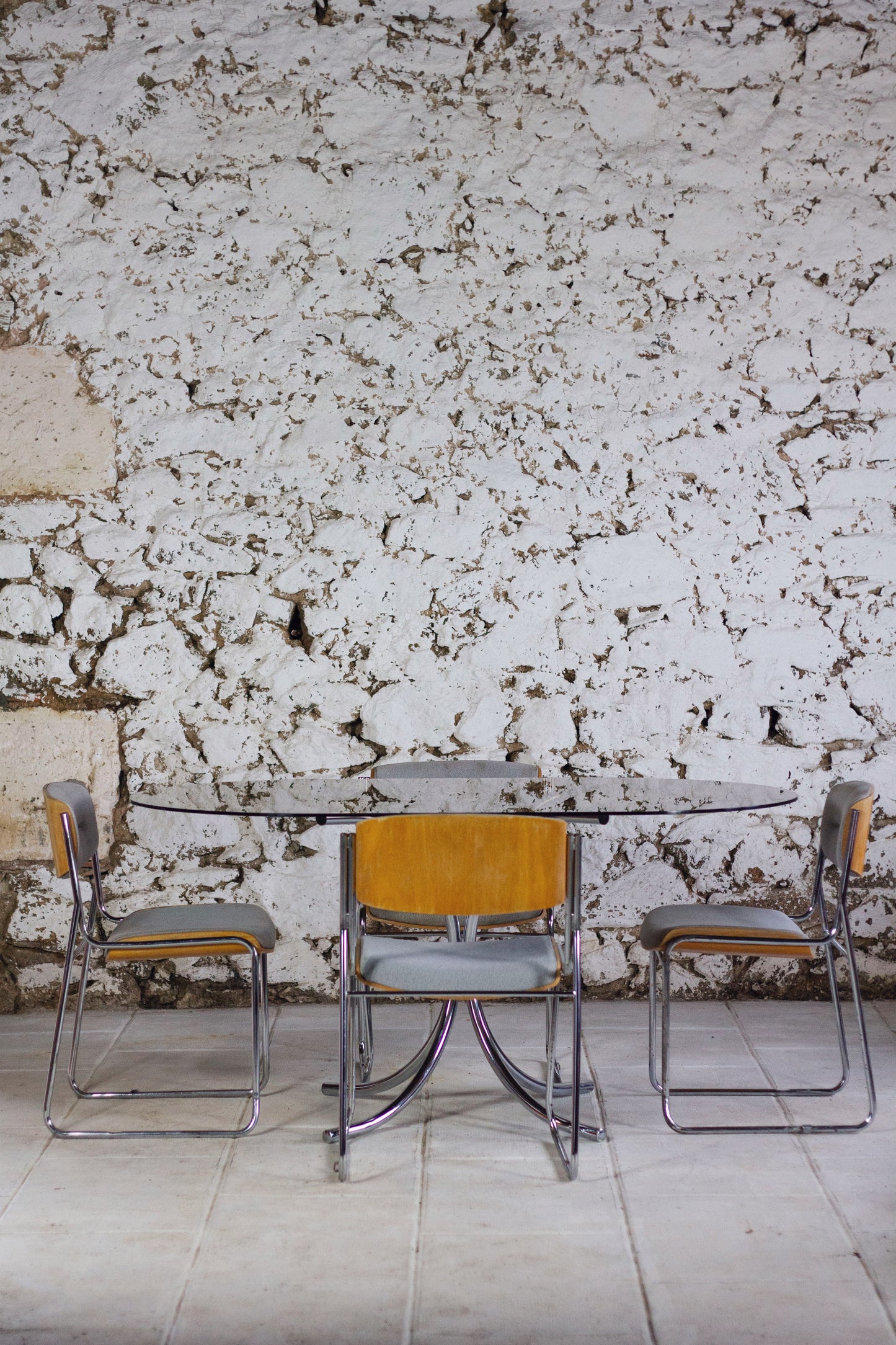 Table à manger ovale en chrome et verre fumé, 1970