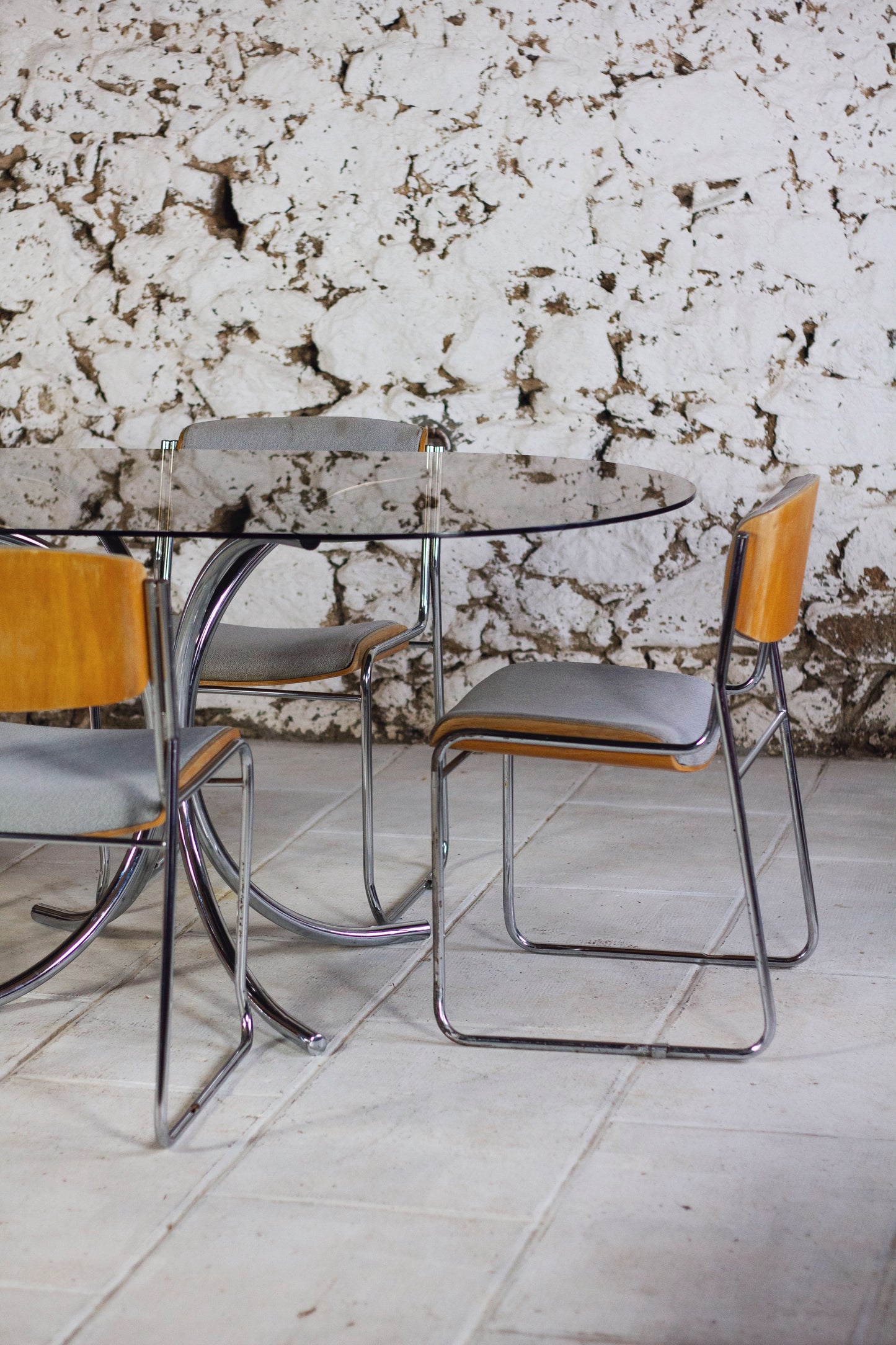 Table à manger ovale en chrome et verre fumé, 1970