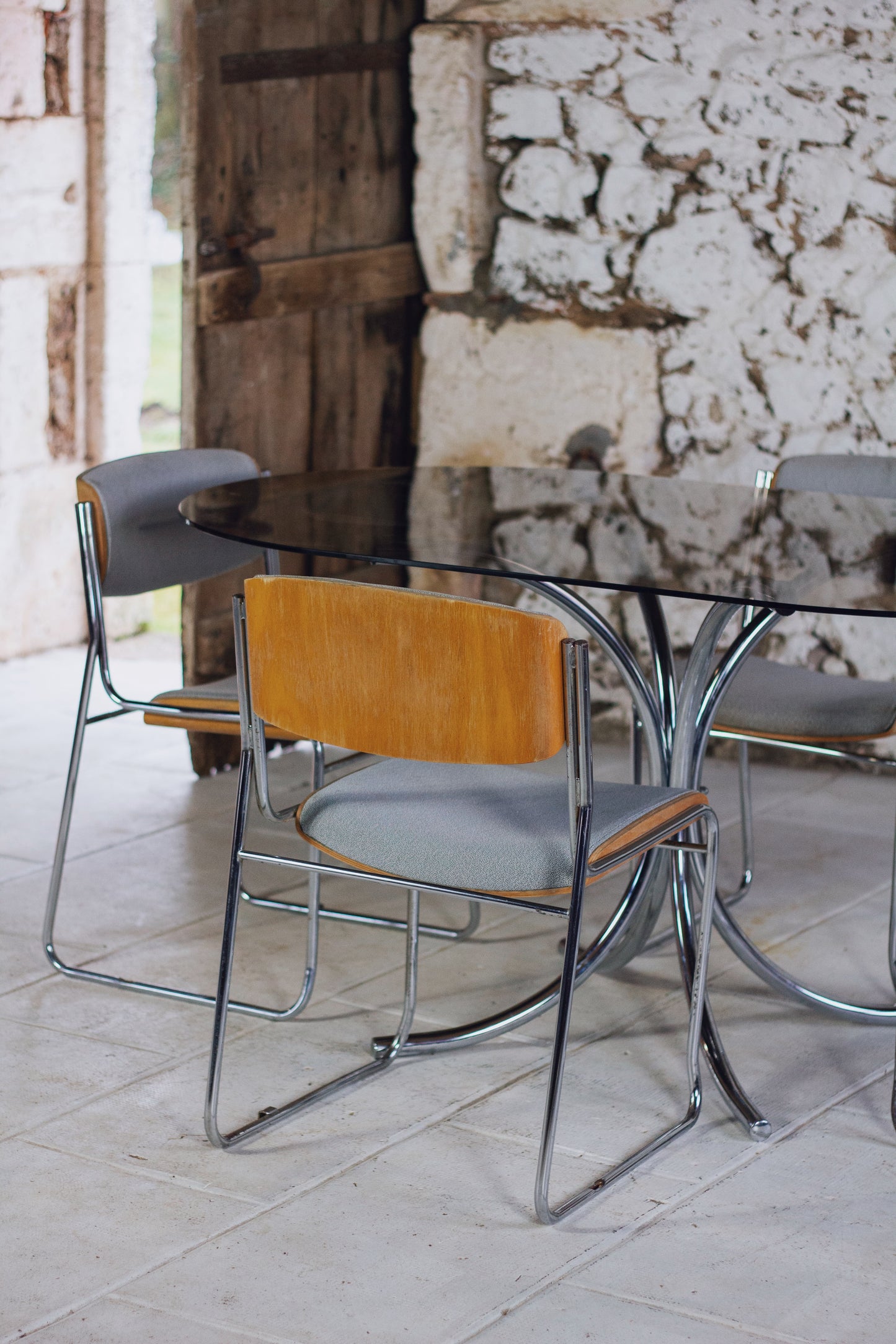 Table à manger ovale en chrome et verre fumé, 1970