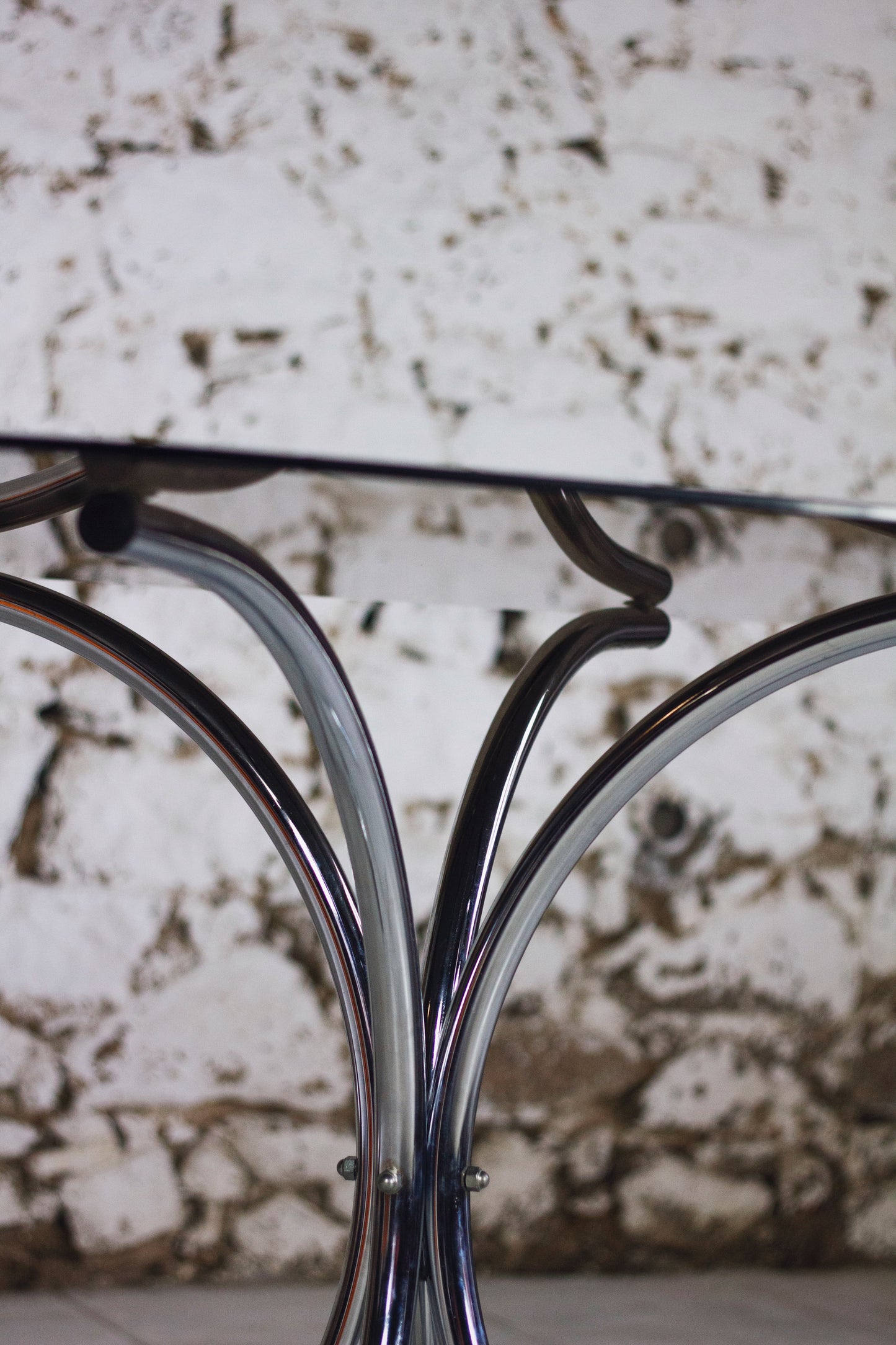 Table à manger ovale en chrome et verre fumé, 1970