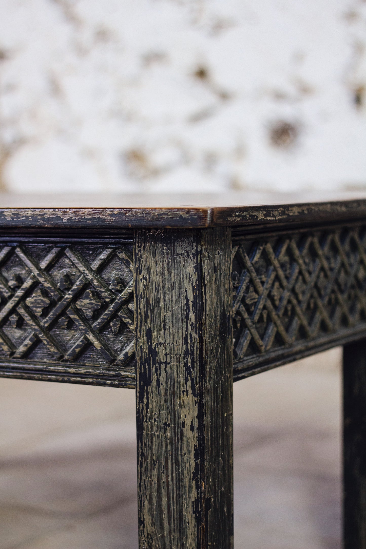 Table basse en bois sculptée indienne