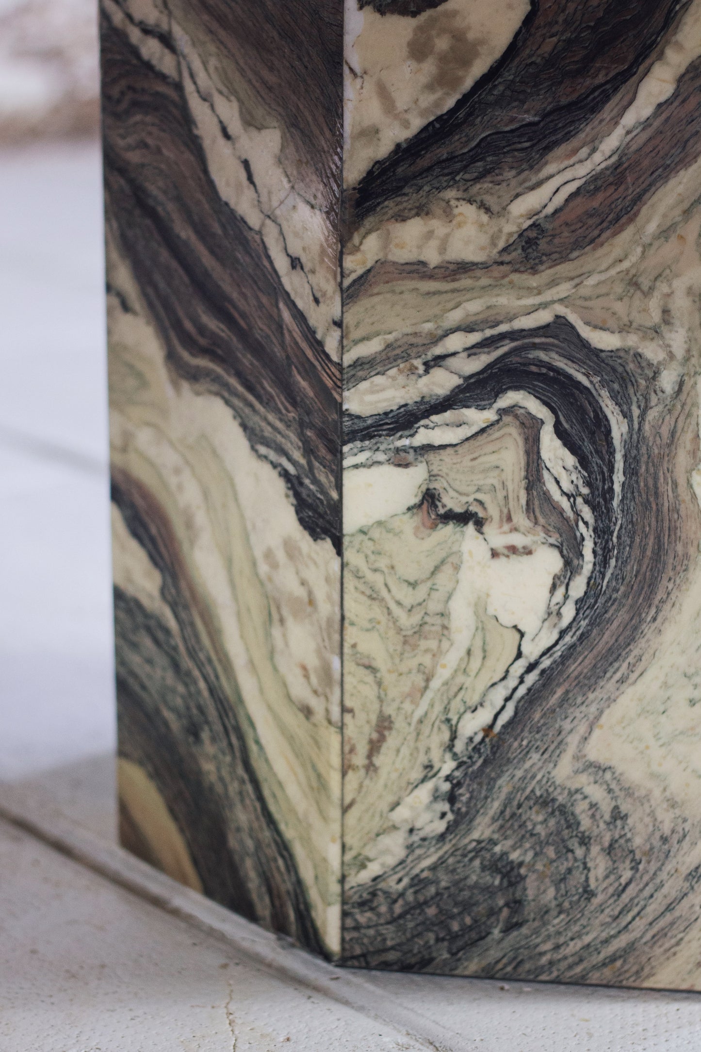 Table basse octogonale en marbre italien Cipollino