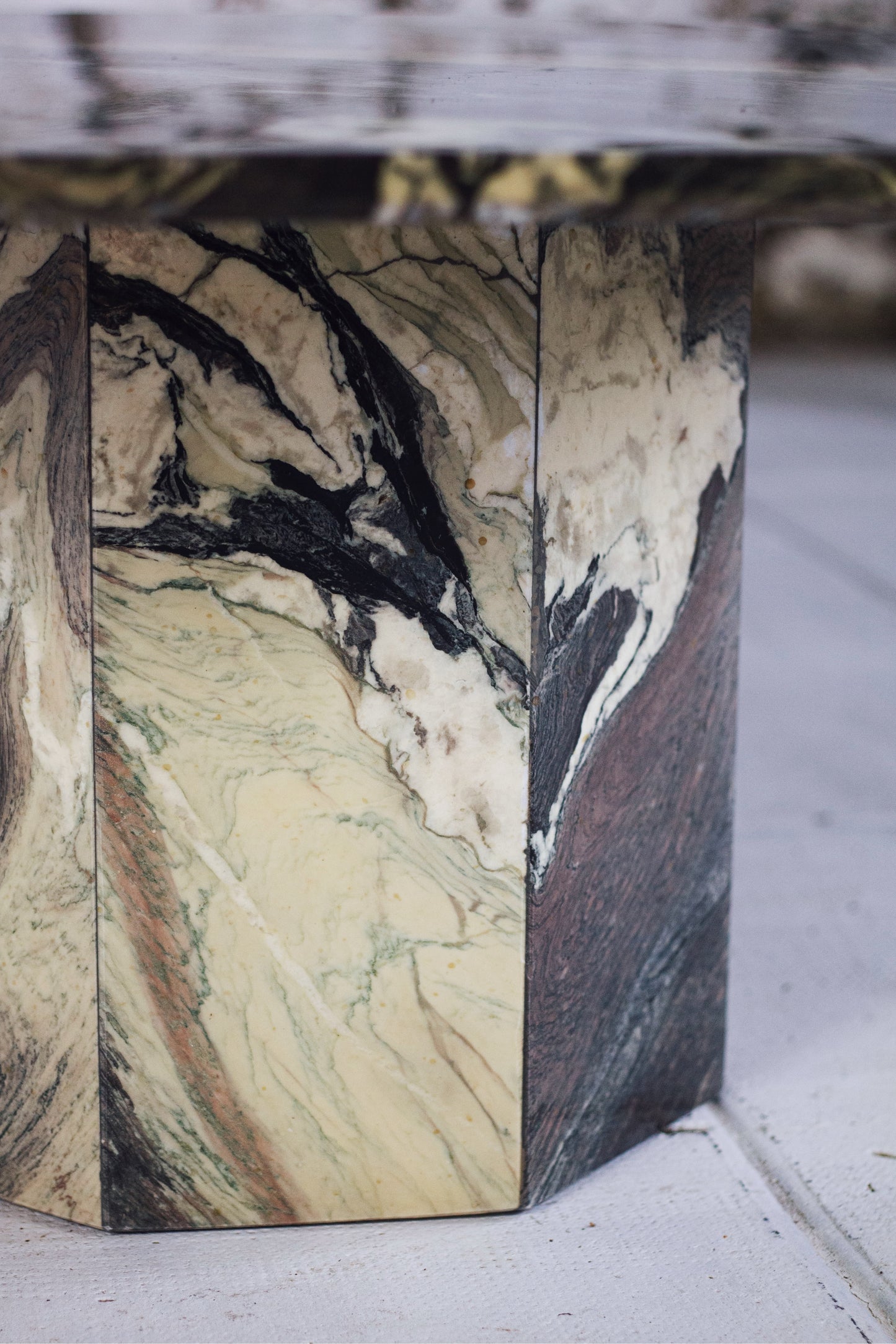 Table basse octogonale en marbre italien Cipollino