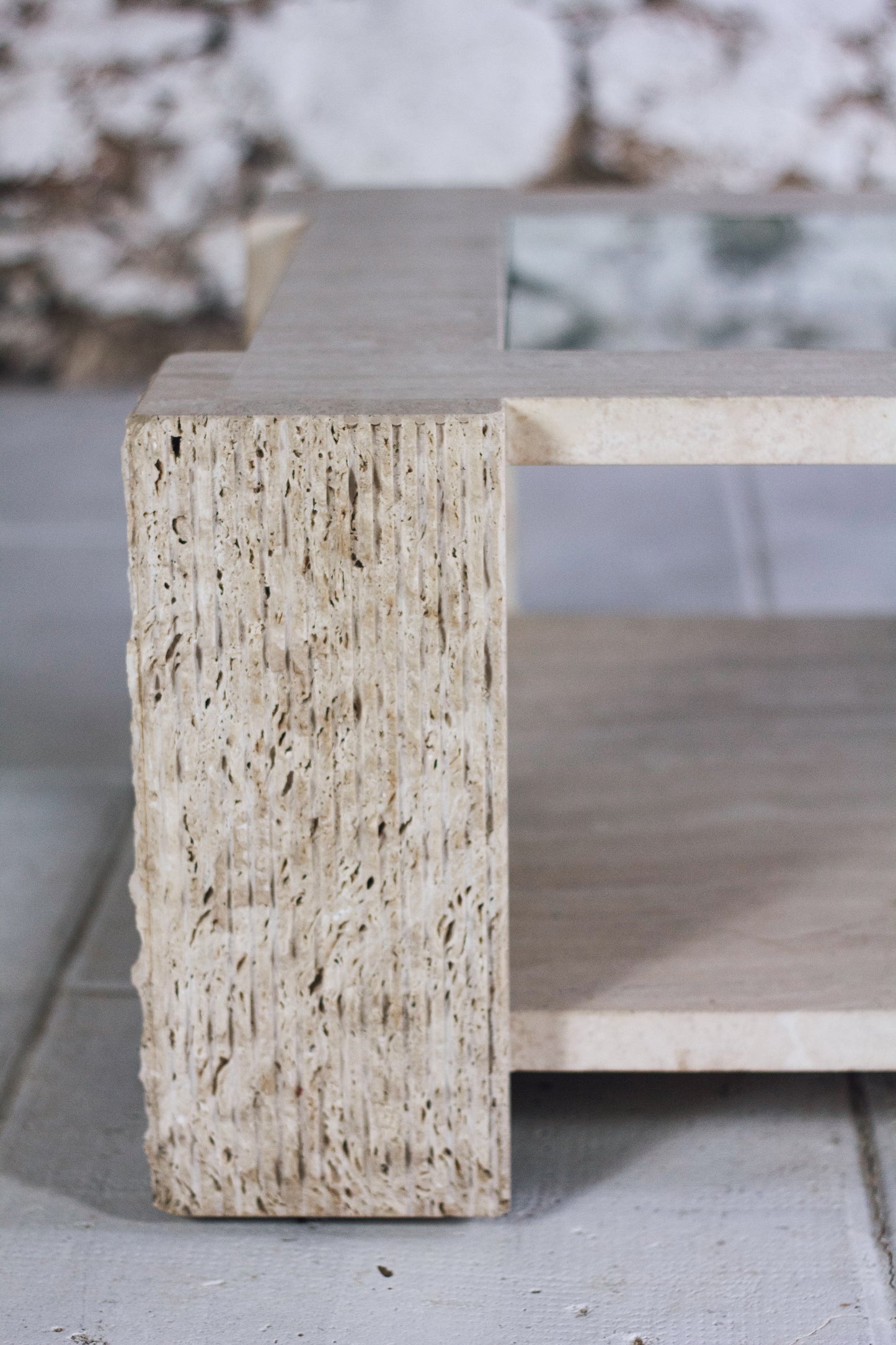 Table basse en travertin et verre par Claude Berraldacci