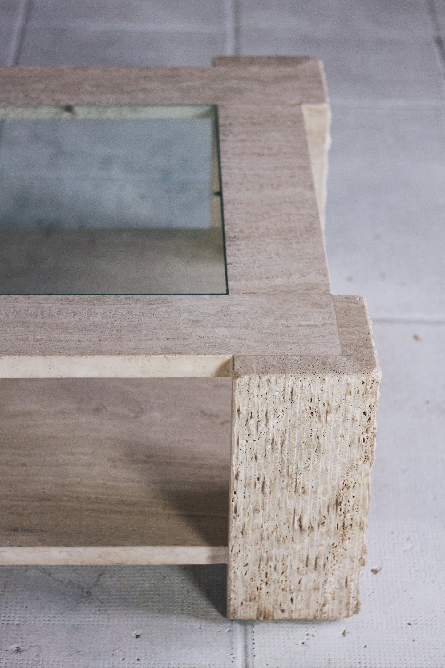 Table basse en travertin et verre par Claude Berraldacci