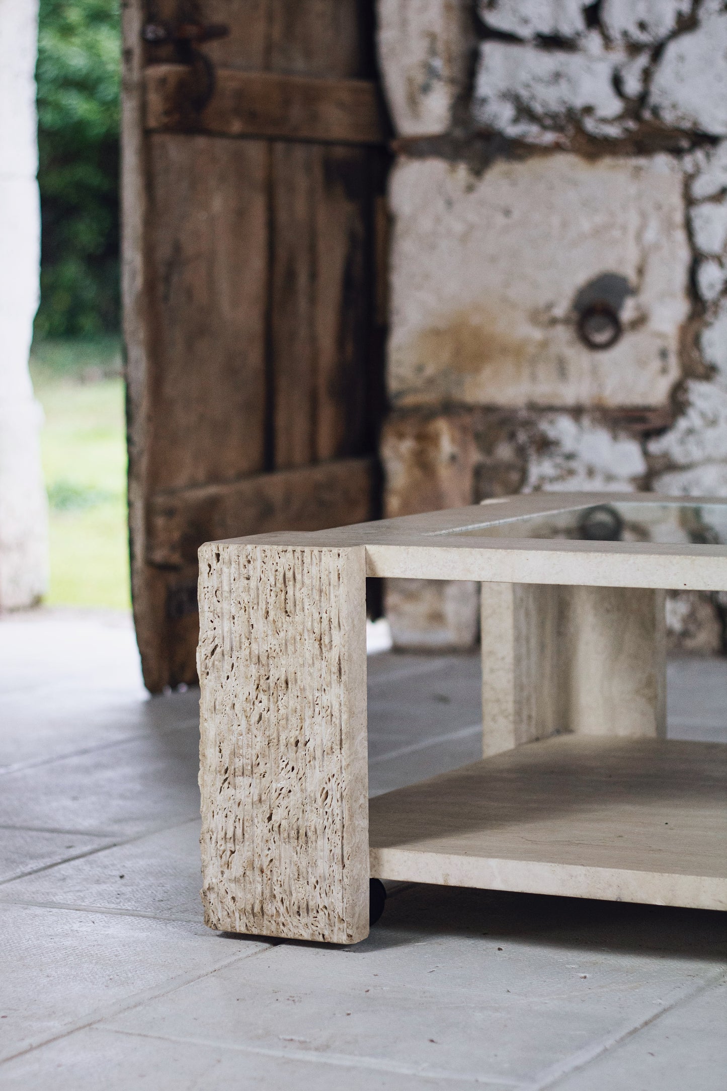Table basse en travertin et verre par Claude Berraldacci