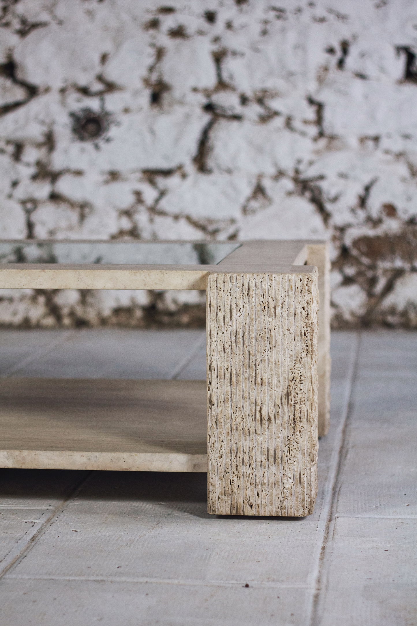 Table basse en travertin et verre par Claude Berraldacci