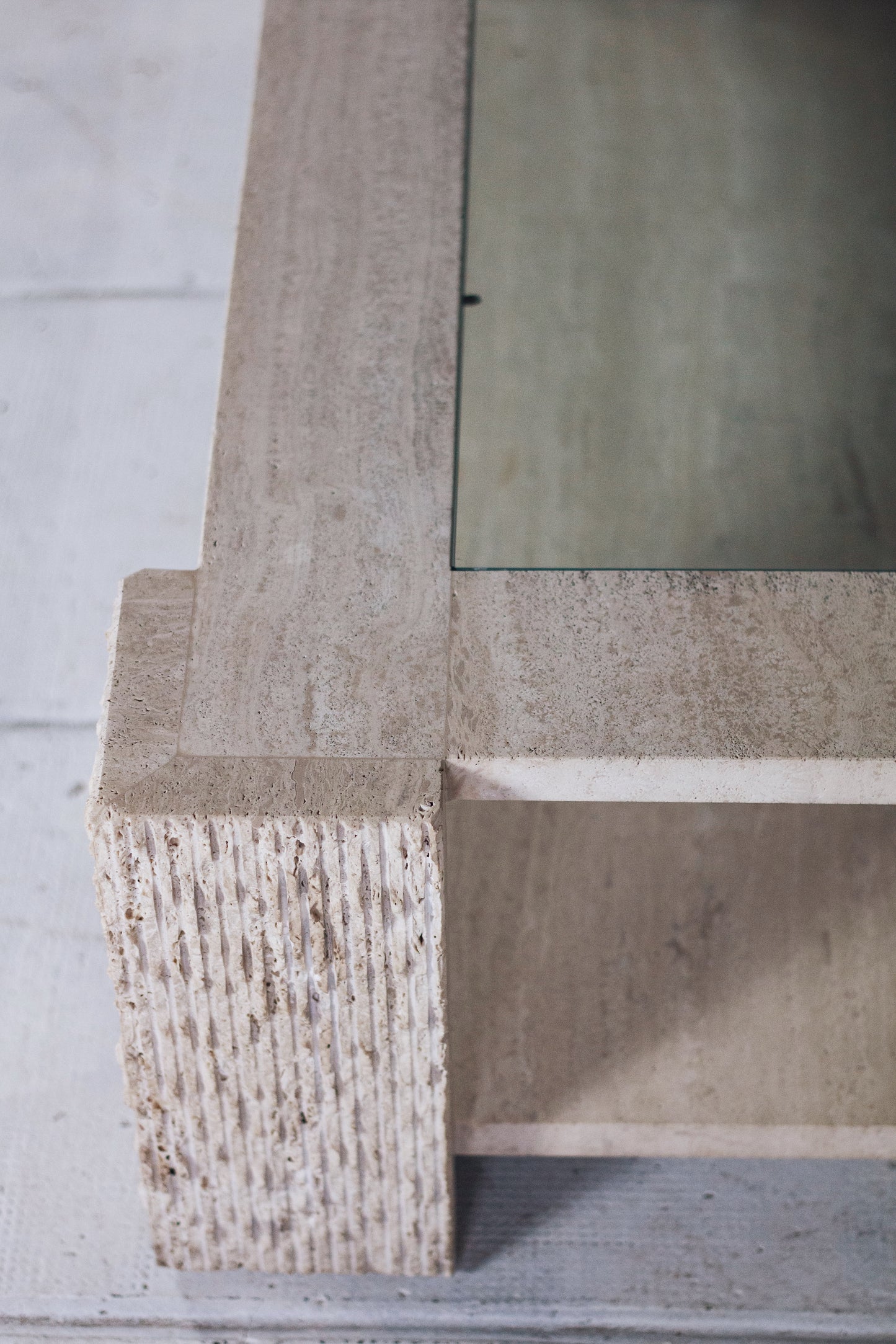 Table basse en travertin et verre par Claude Berraldacci