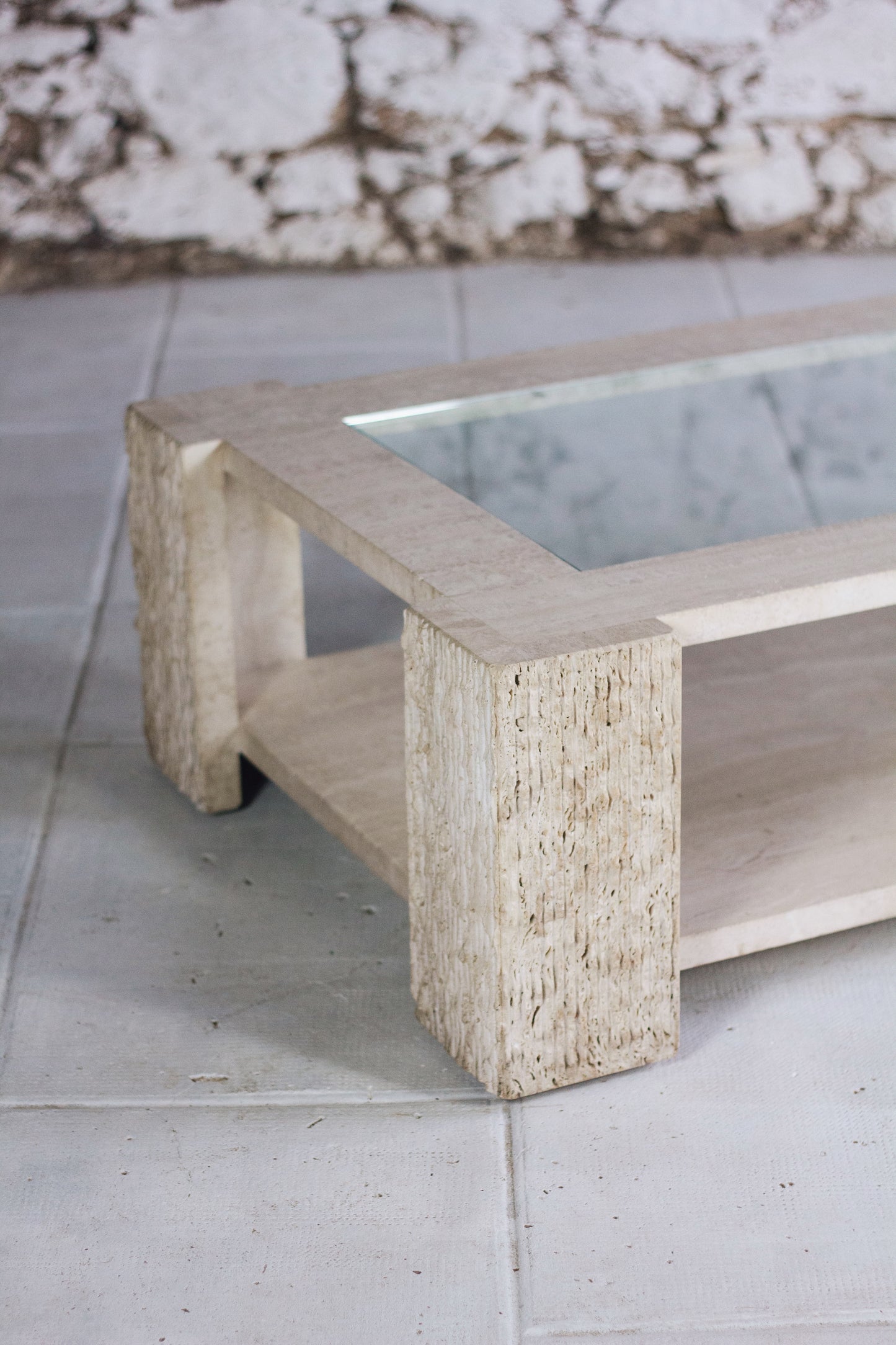 Table basse en travertin et verre par Claude Berraldacci