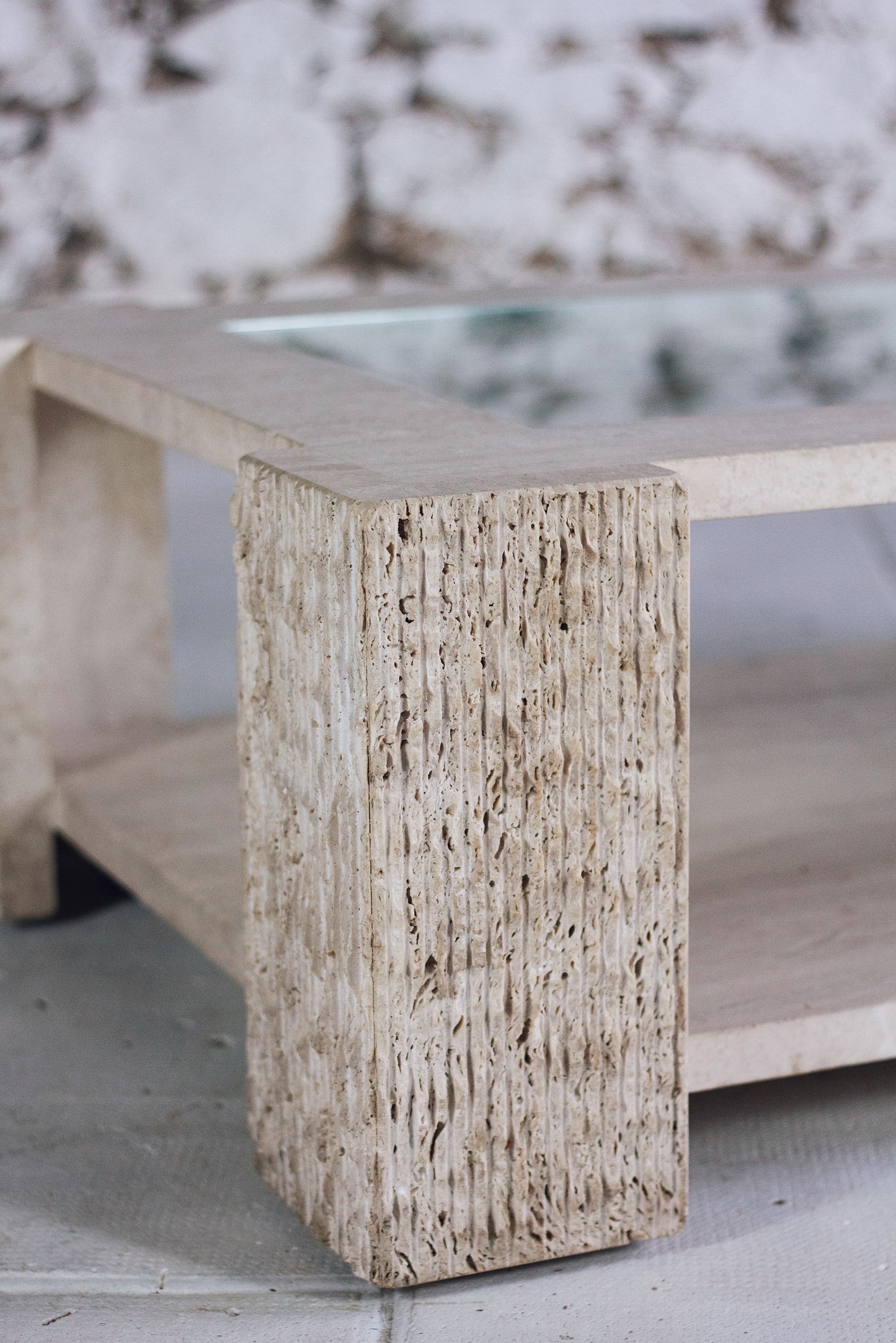 Table basse en travertin et verre par Claude Berraldacci