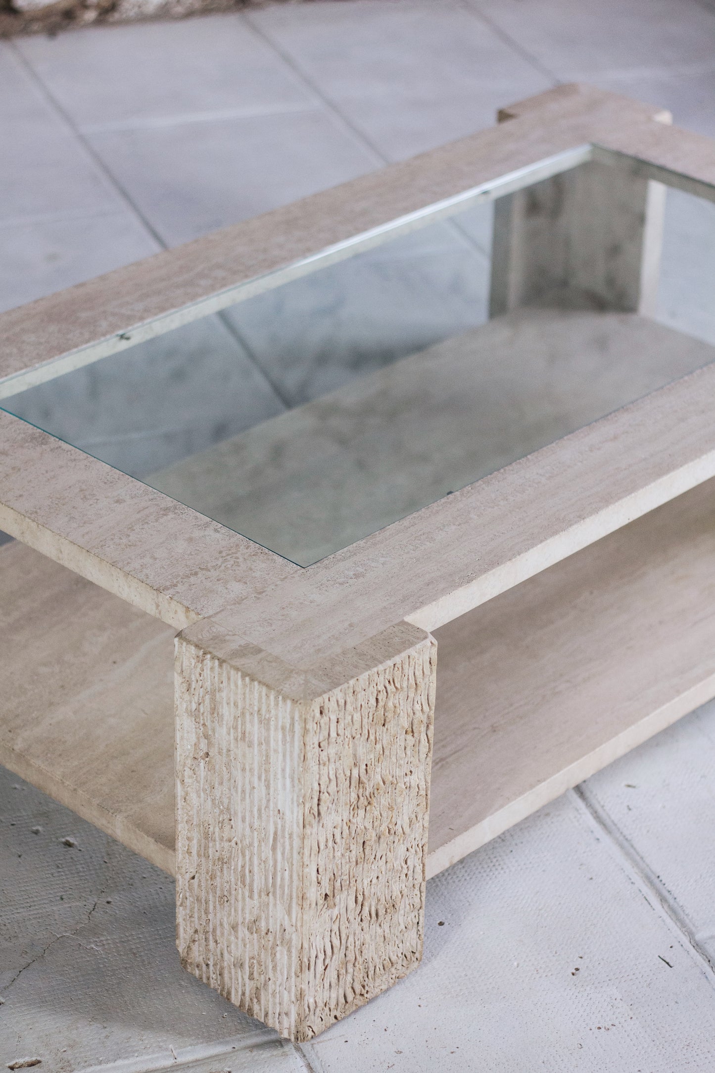 Table basse en travertin et verre par Claude Berraldacci