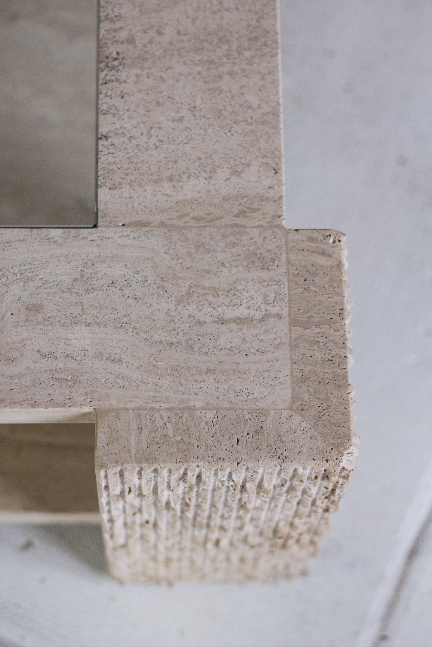 Table basse en travertin et verre par Claude Berraldacci