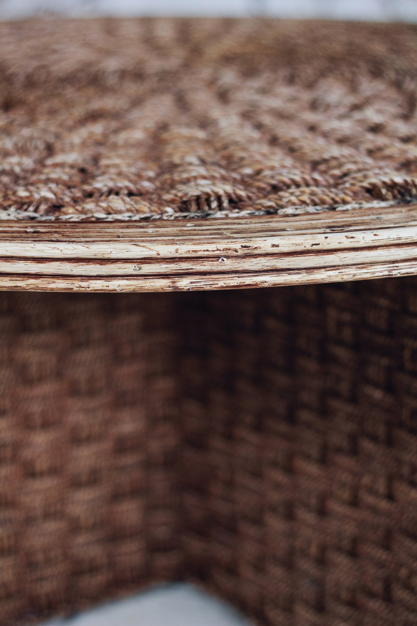 Table basse ronde en corde tressée et rotin, 1970