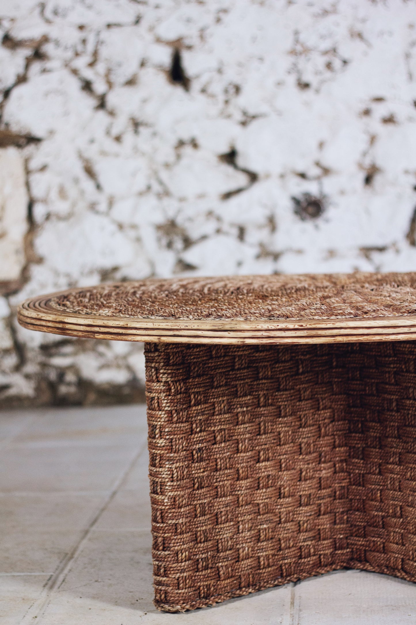 Table basse ronde en corde tressée et rotin, 1970