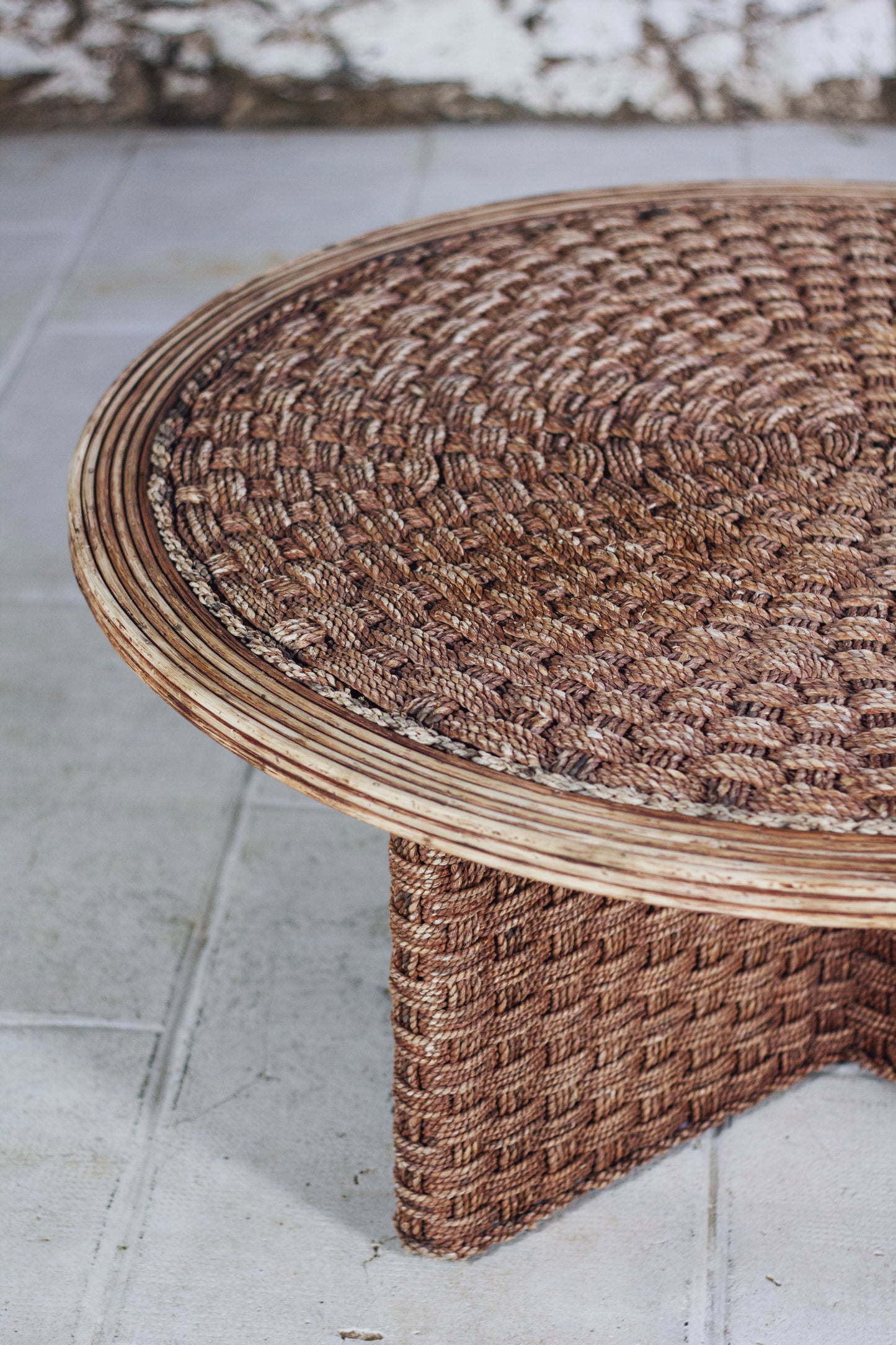 Table basse ronde en corde tressée et rotin, 1970