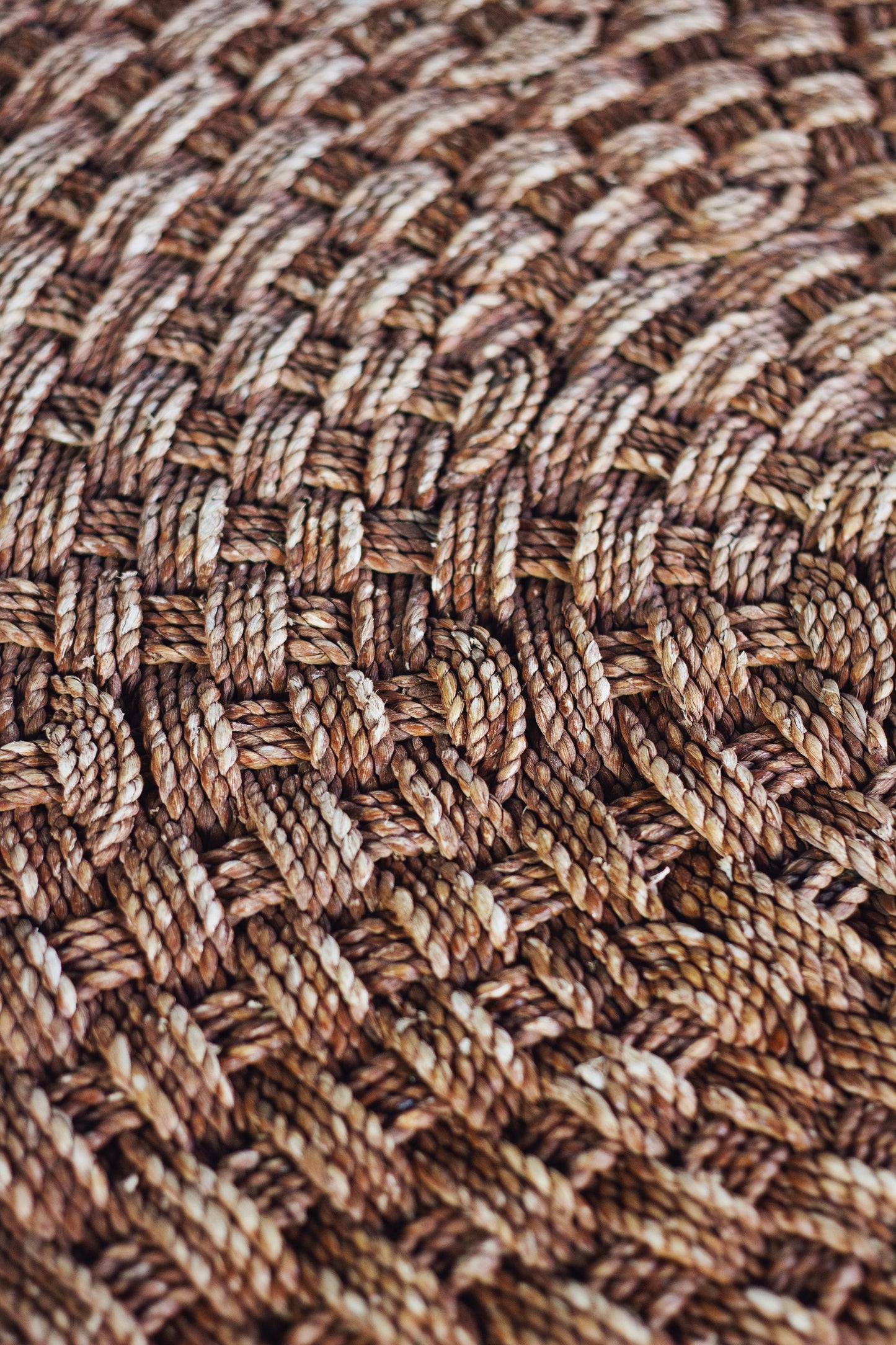 Table basse ronde en corde tressée et rotin, 1970