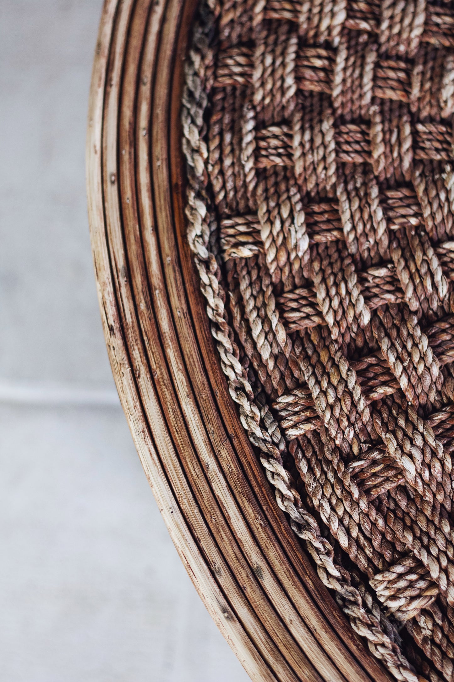 Table basse ronde en corde tressée et rotin, 1970