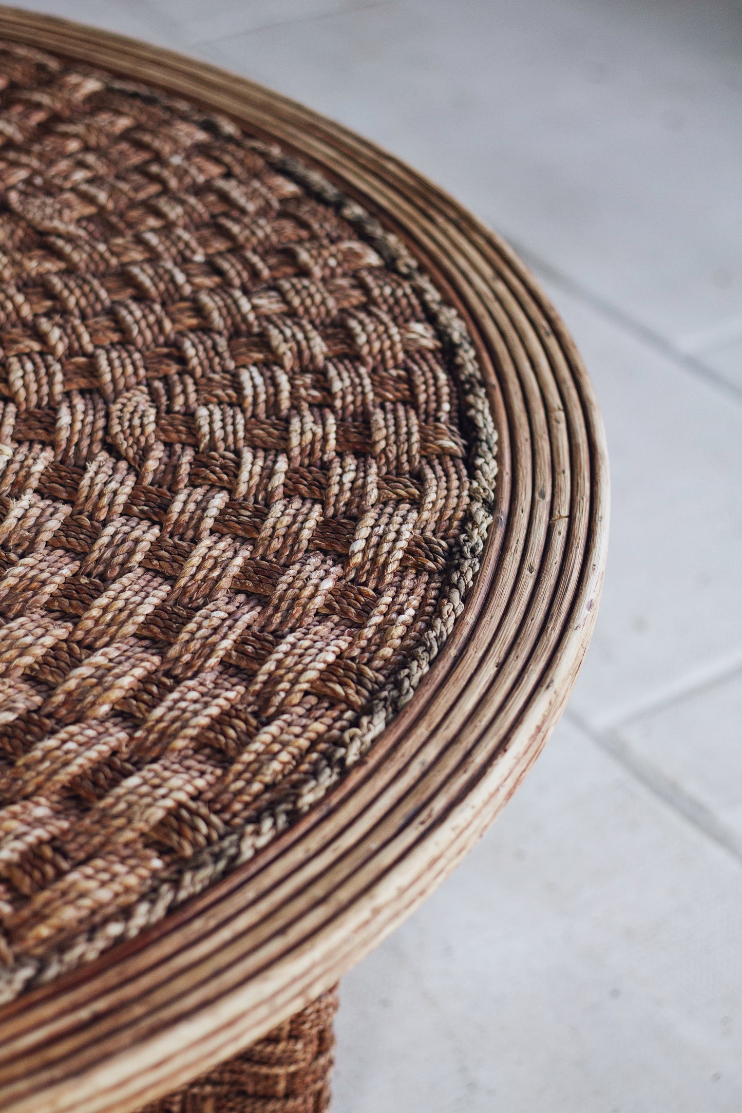Table basse ronde en corde tressée et rotin, 1970