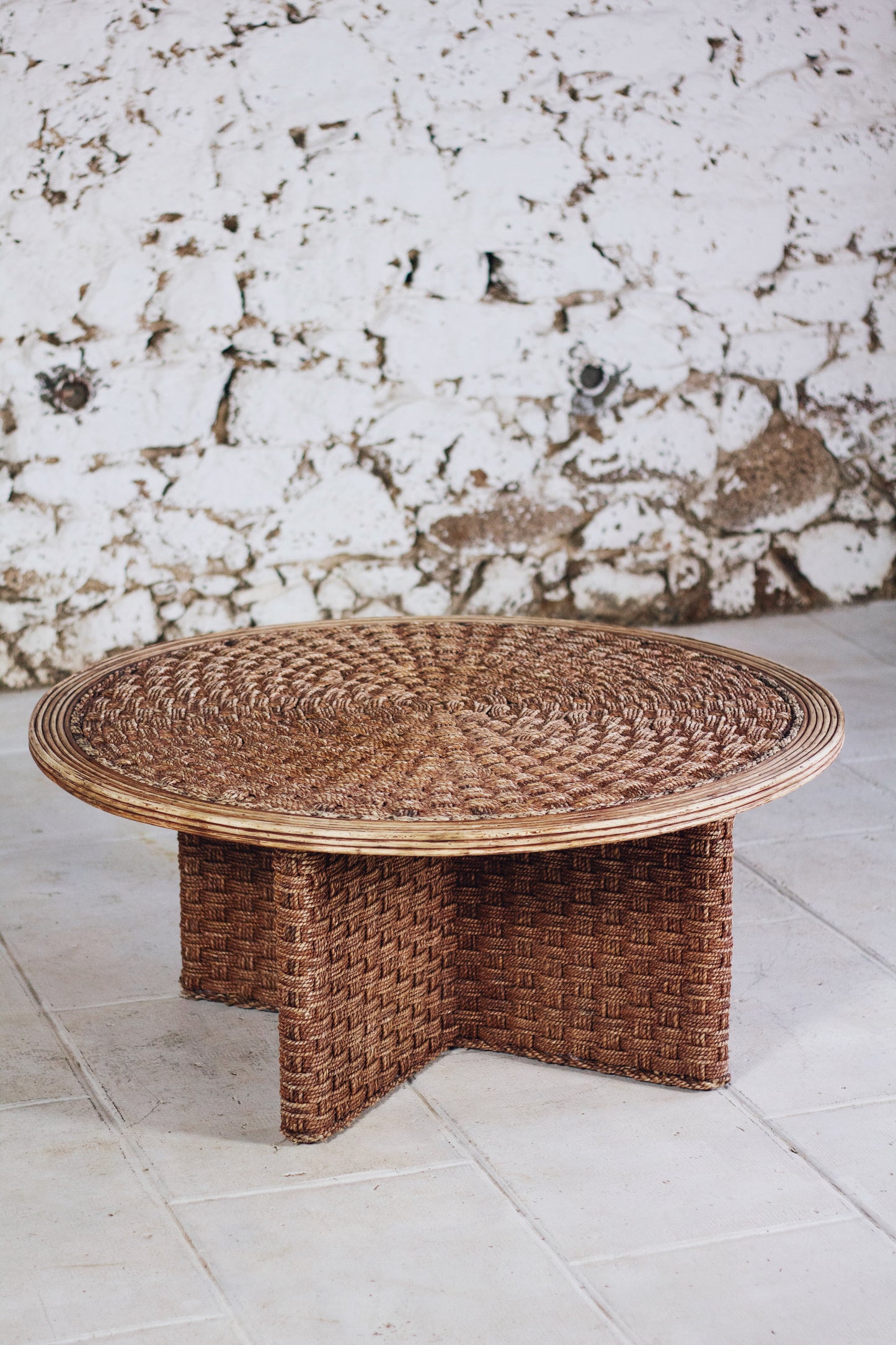 Table basse ronde en corde tressée et rotin, 1970