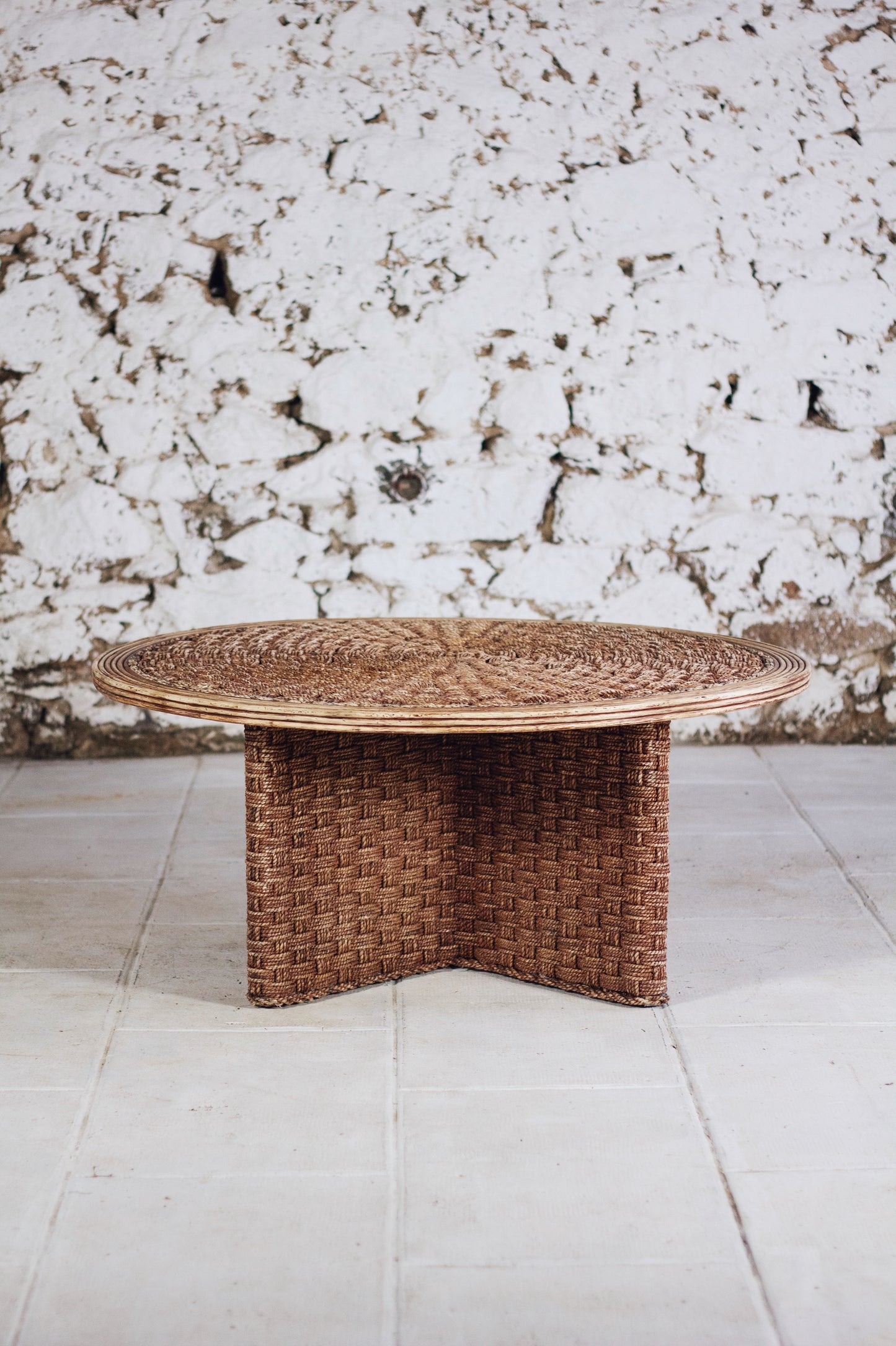 Table basse ronde en corde tressée et rotin, 1970