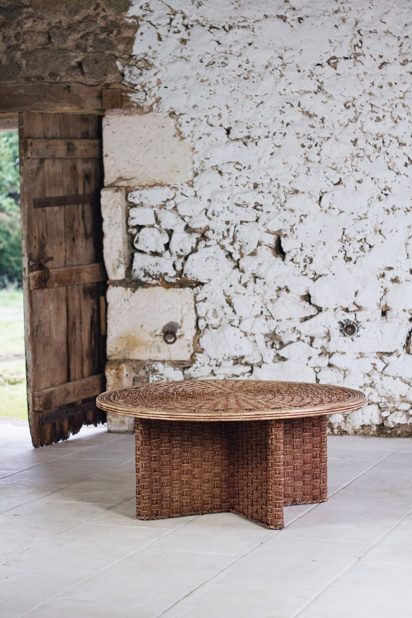 Table basse ronde en corde tressée et rotin, 1970