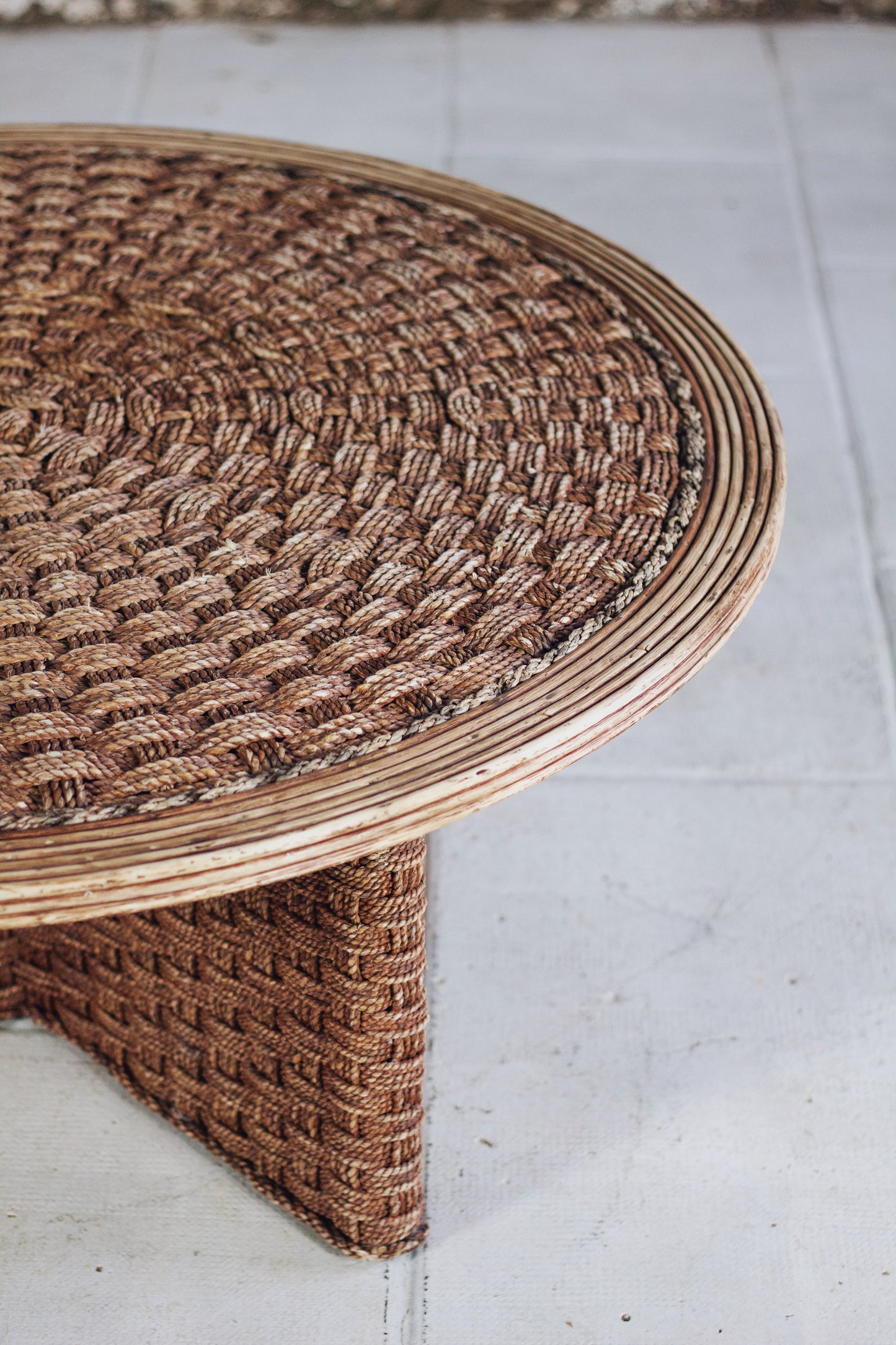 Table basse ronde en corde tressée et rotin, 1970