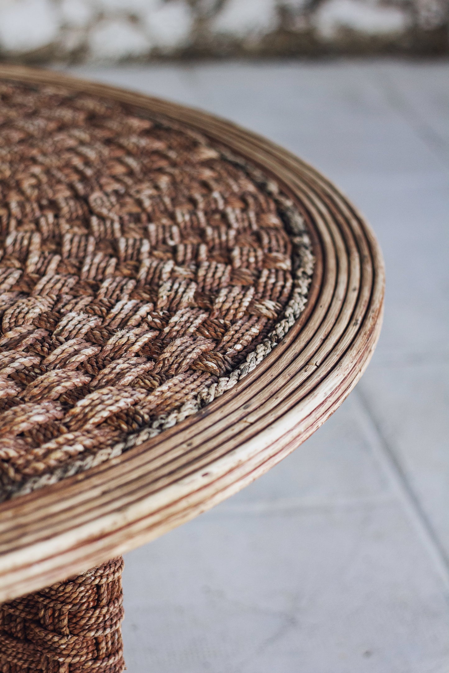 Table basse ronde en corde tressée et rotin, 1970