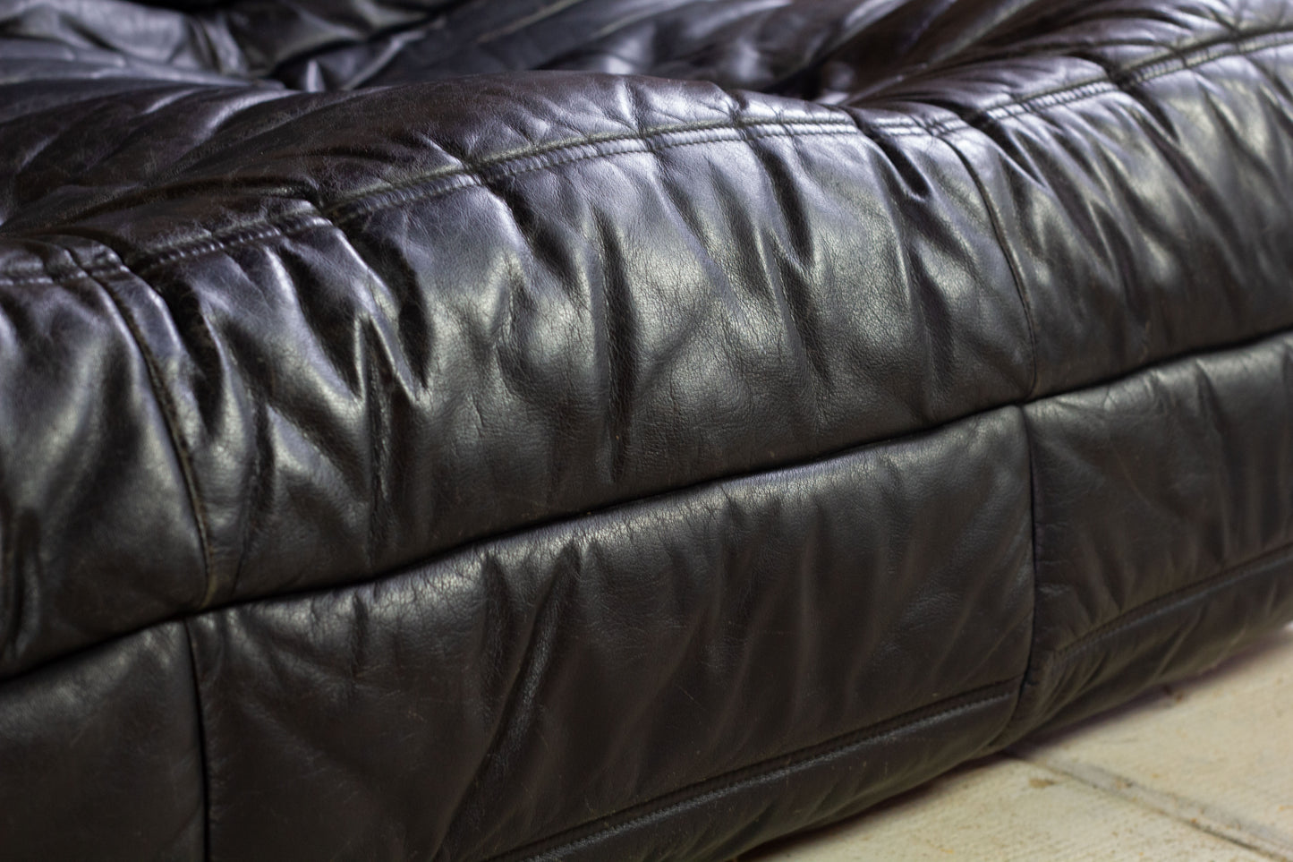 Canapé Togo noir 3 places par Michel Ducaroy, LIGNE ROSET