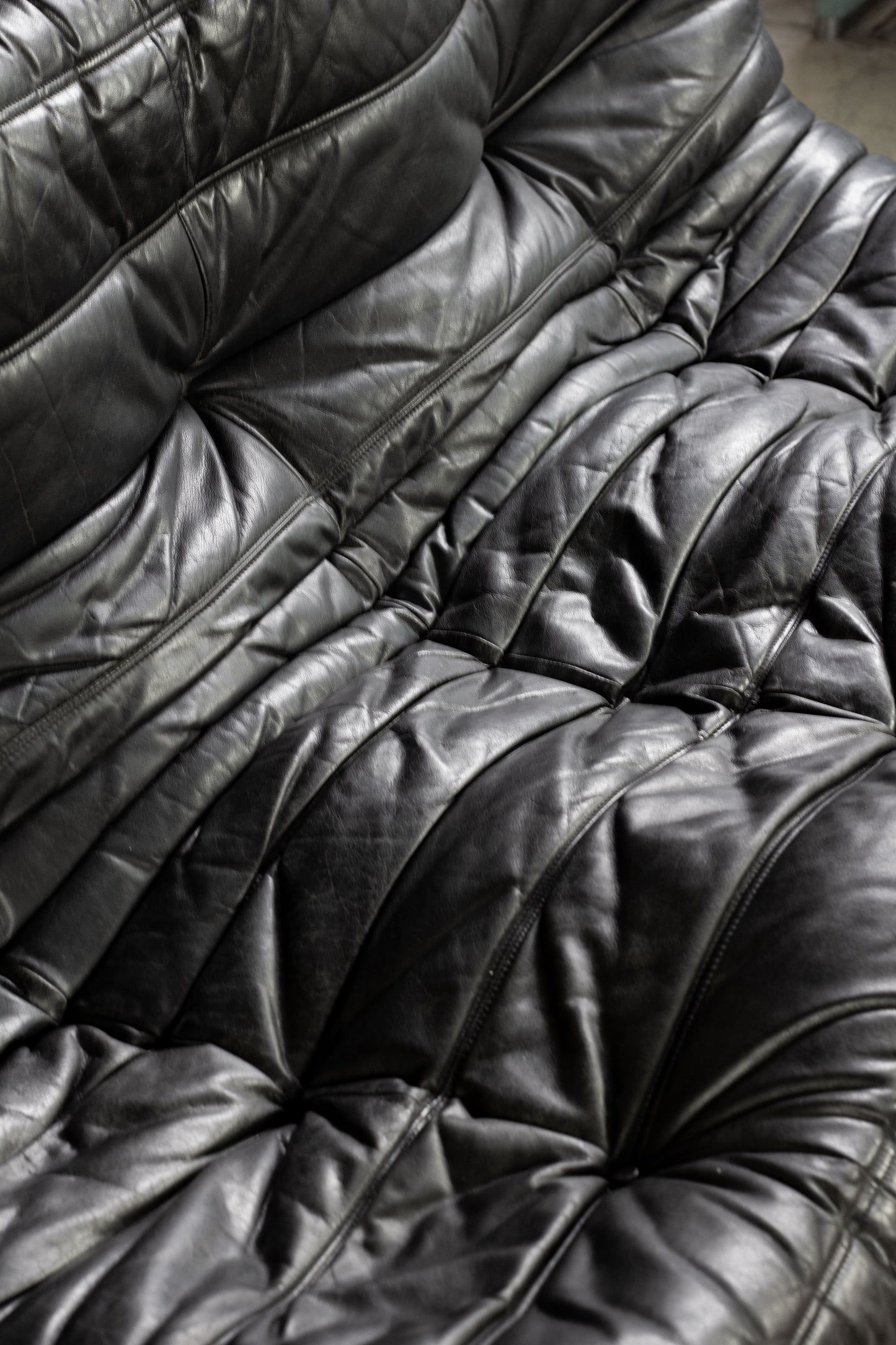 Canapé Togo noir 3 places par Michel Ducaroy, LIGNE ROSET